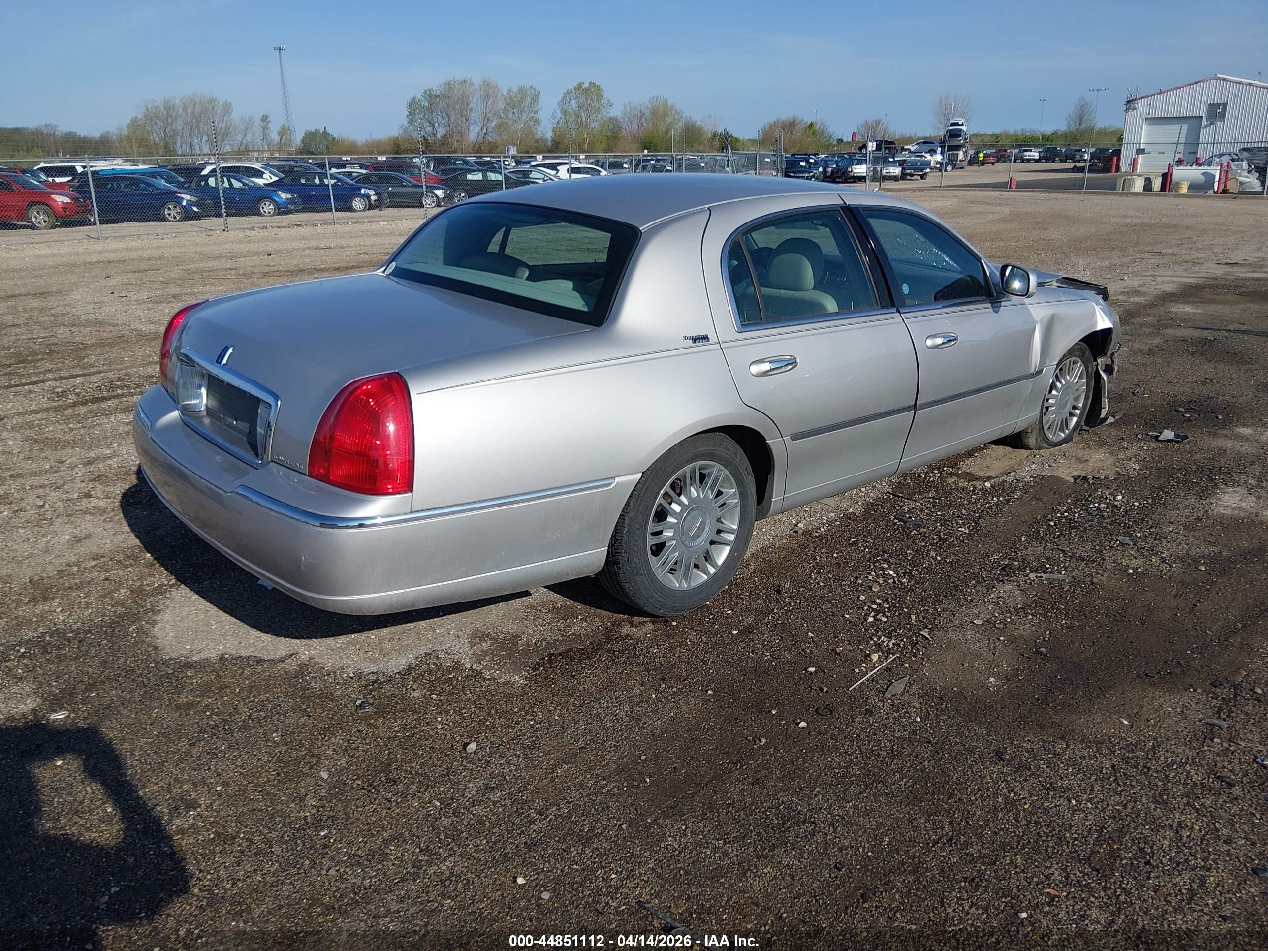 2009 Lincoln Town Car Signature Limited Silver vin: 2LNHM82V69X633661