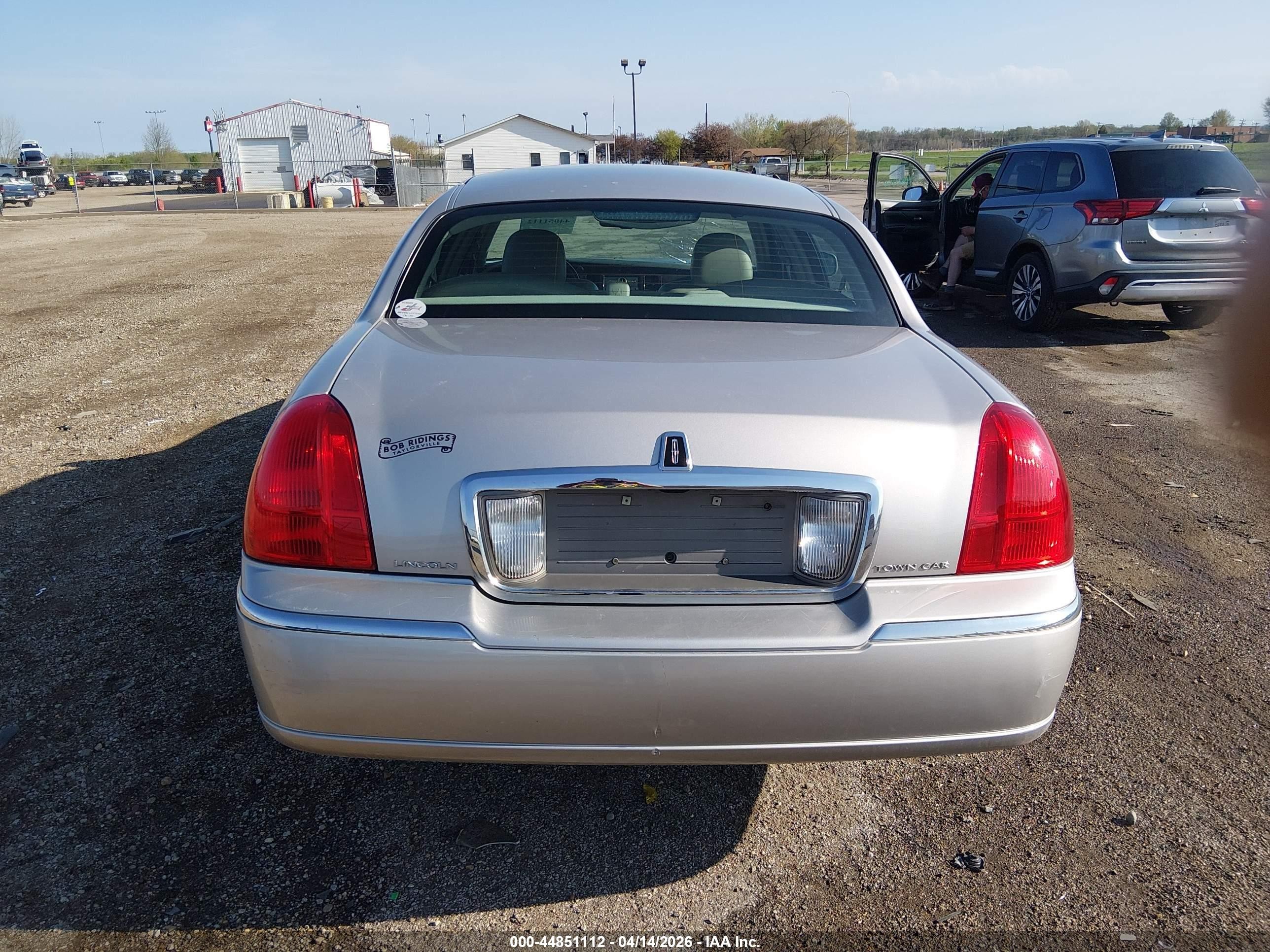 2009 Lincoln Town Car Signature Limited Silver vin: 2LNHM82V69X633661