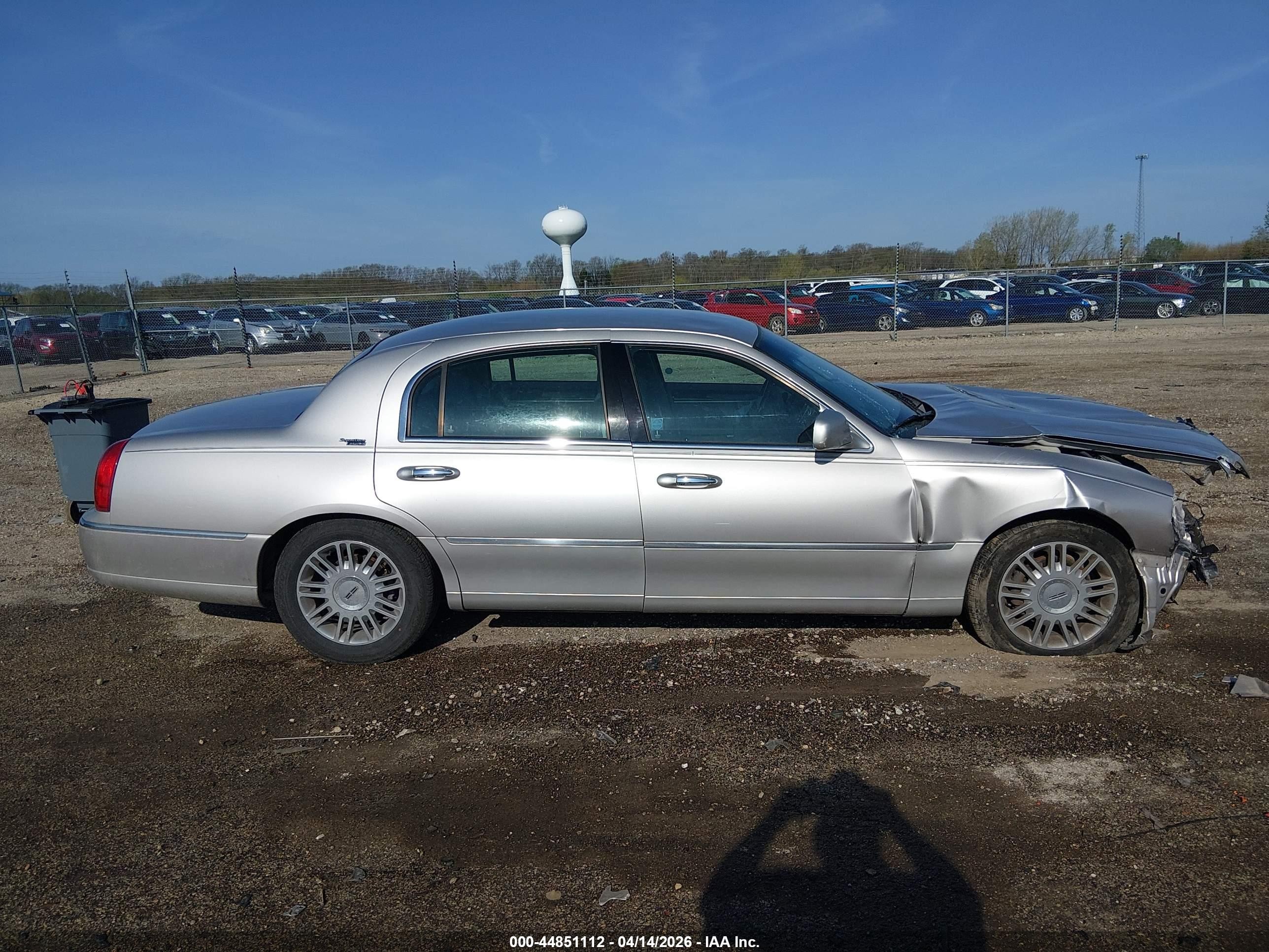 2009 Lincoln Town Car Signature Limited Silver vin: 2LNHM82V69X633661