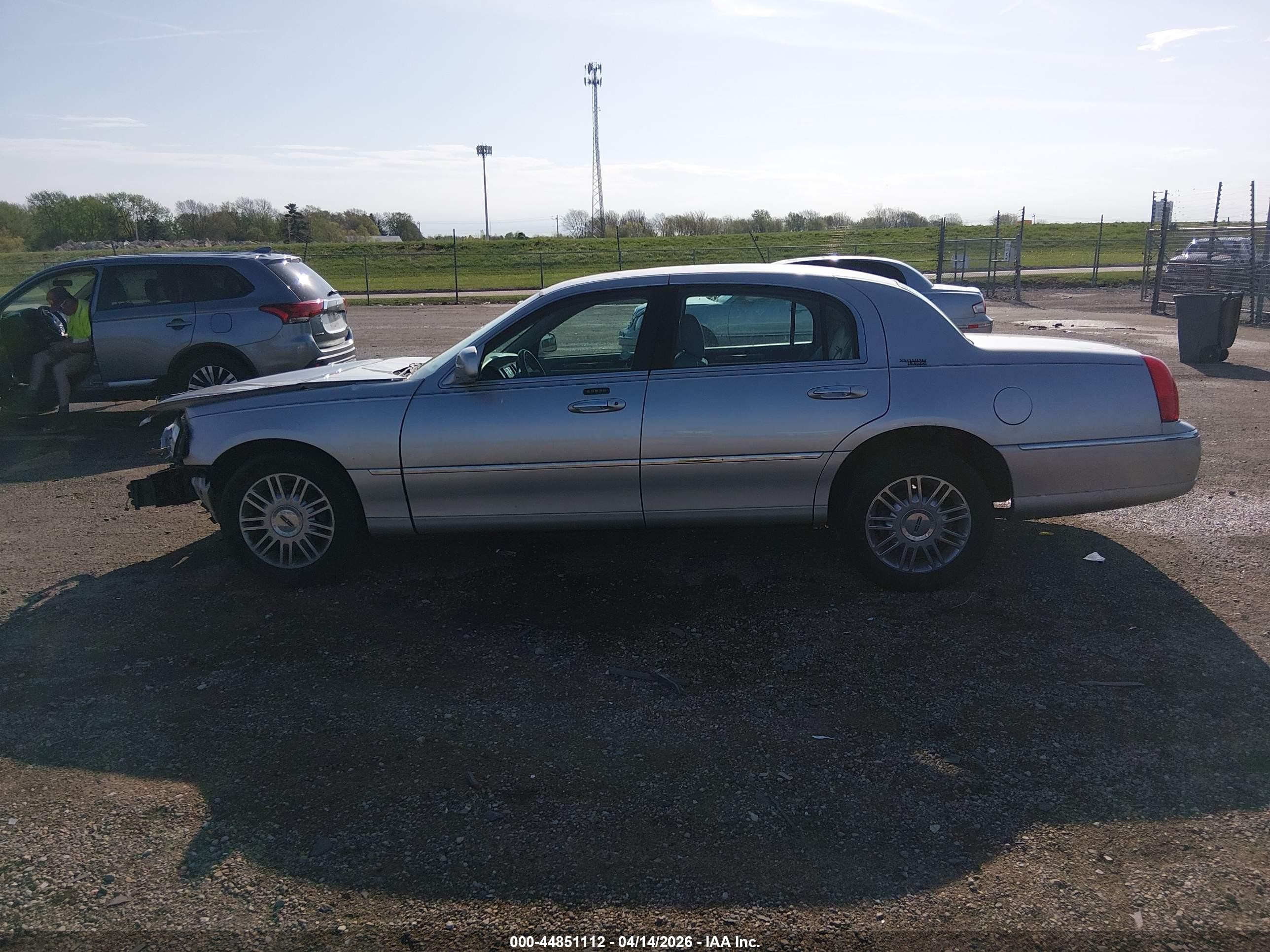 2009 Lincoln Town Car Signature Limited Silver vin: 2LNHM82V69X633661