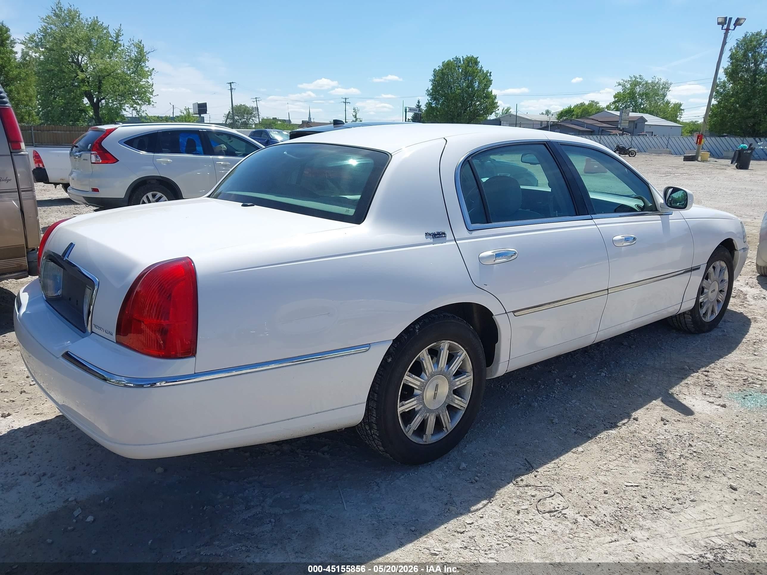 2008 Lincoln Town Car Signature Limited White vin: 2LNHM82V78X650872