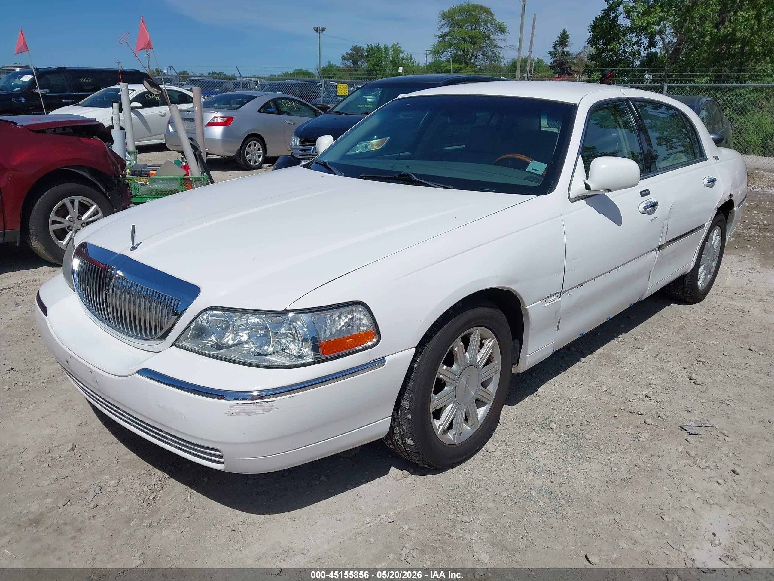 2008 Lincoln Town Car Signature Limited White vin: 2LNHM82V78X650872