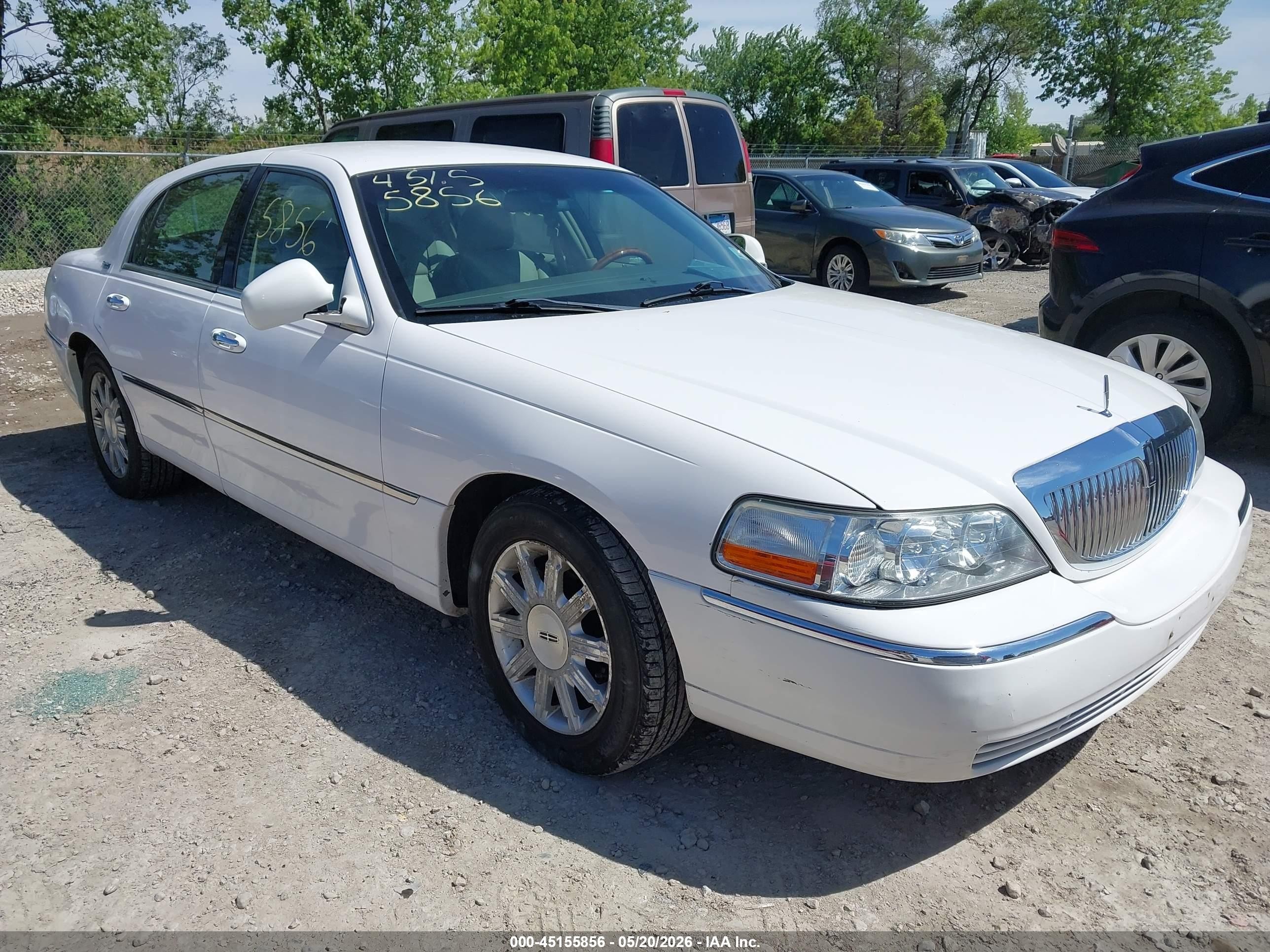 2008 Lincoln Town Car Signature Limited White vin: 2LNHM82V78X650872