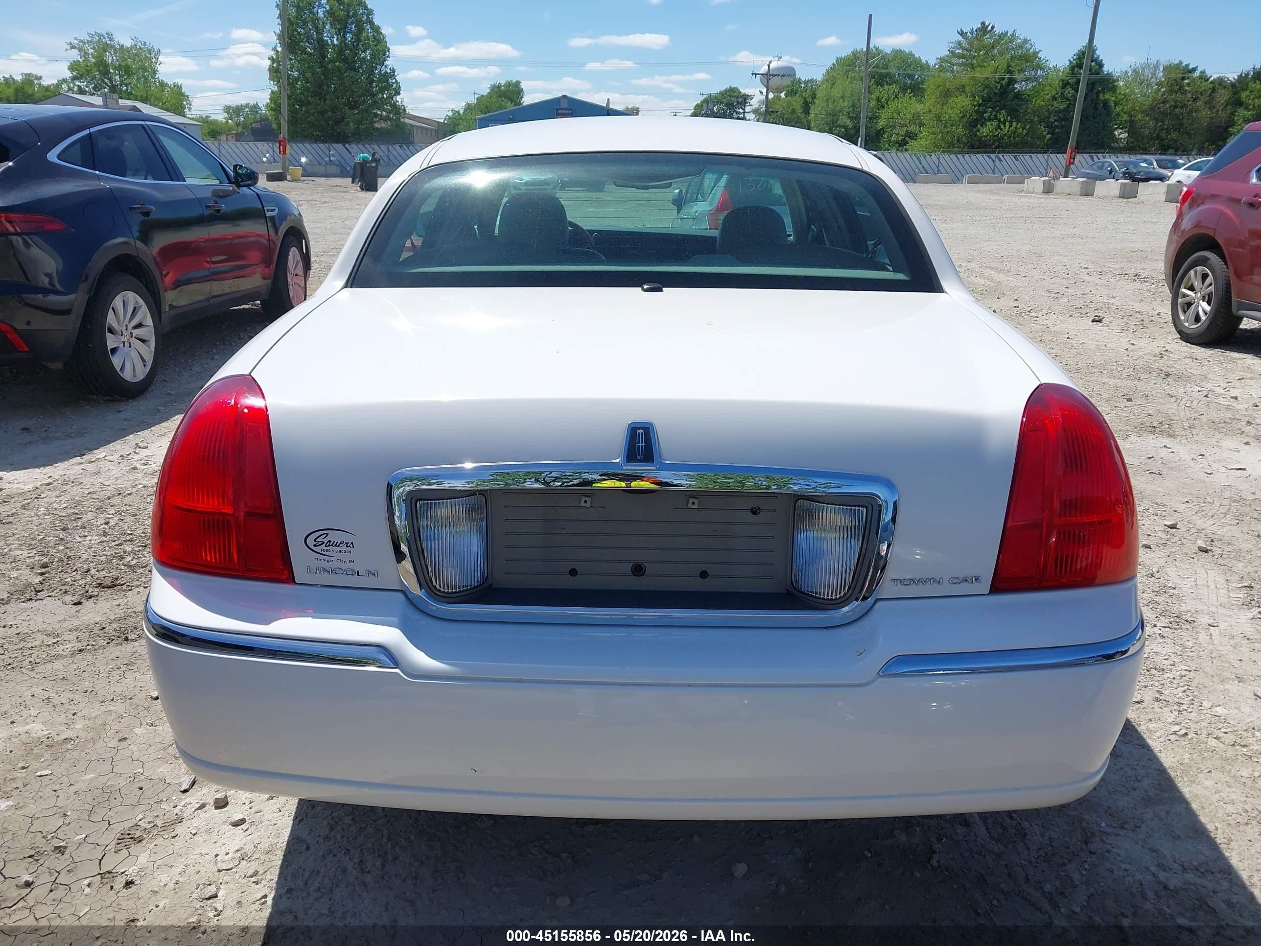 2008 Lincoln Town Car Signature Limited White vin: 2LNHM82V78X650872