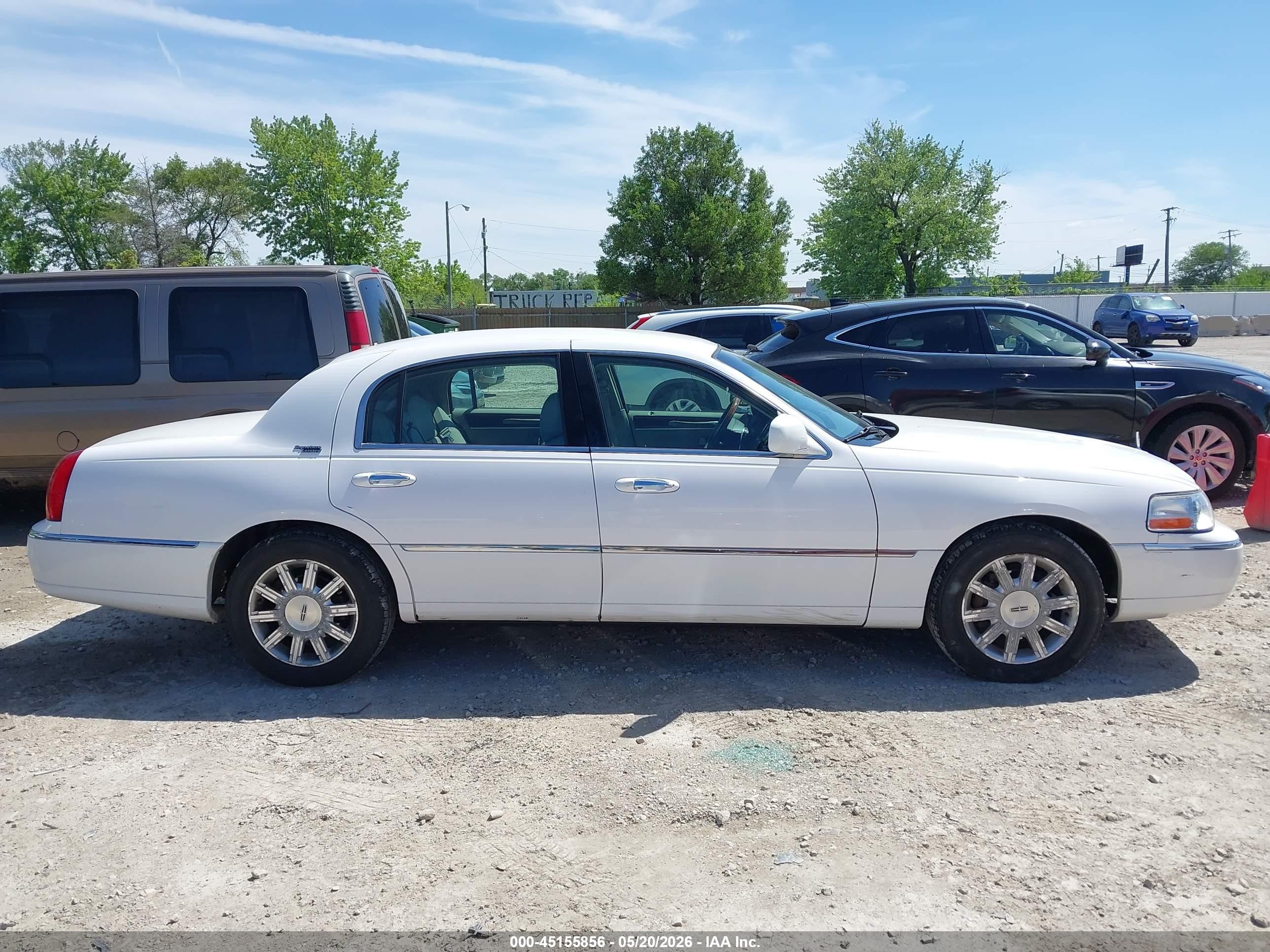 2008 Lincoln Town Car Signature Limited White vin: 2LNHM82V78X650872