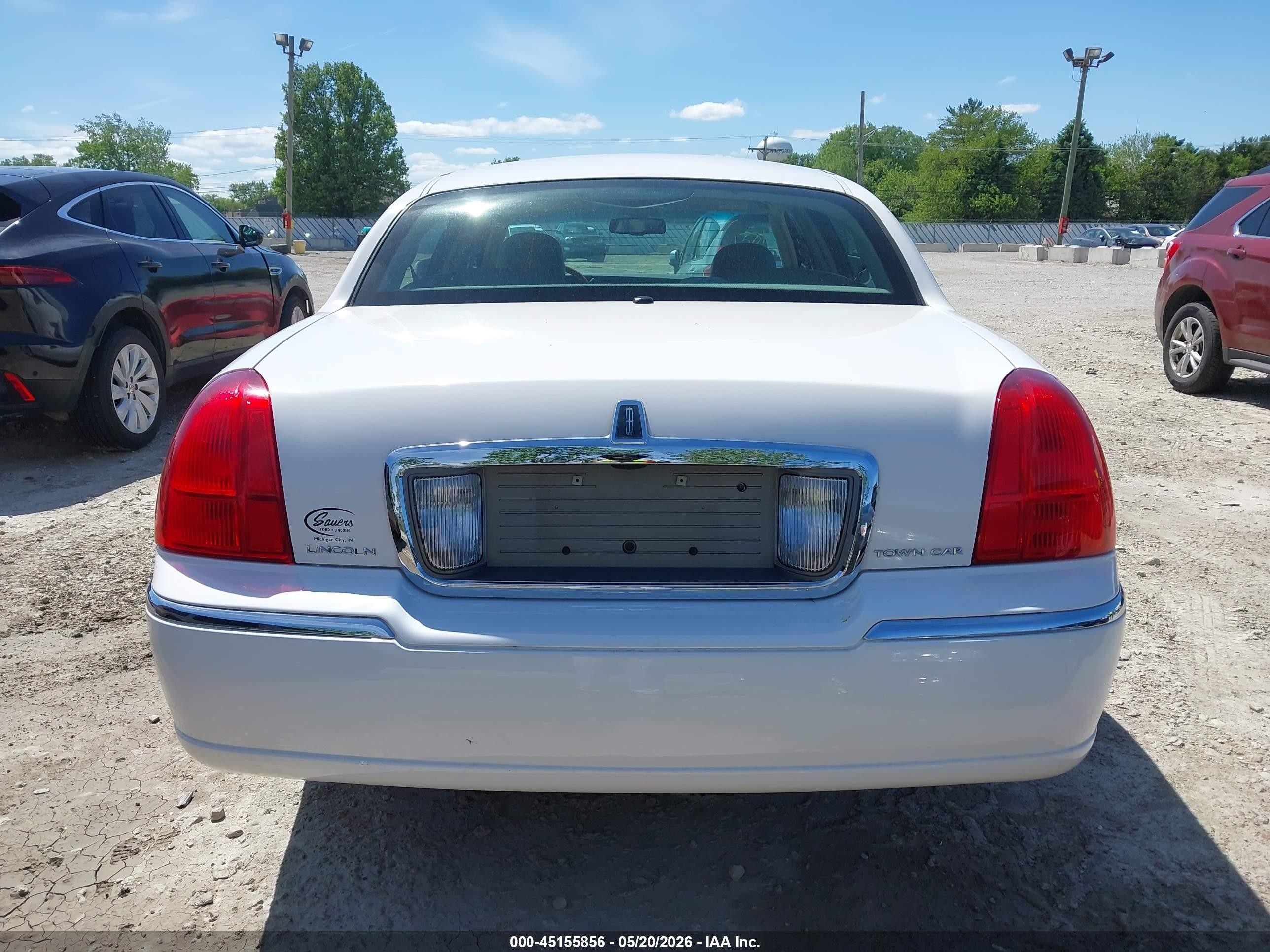 2008 Lincoln Town Car Signature Limited White vin: 2LNHM82V78X650872