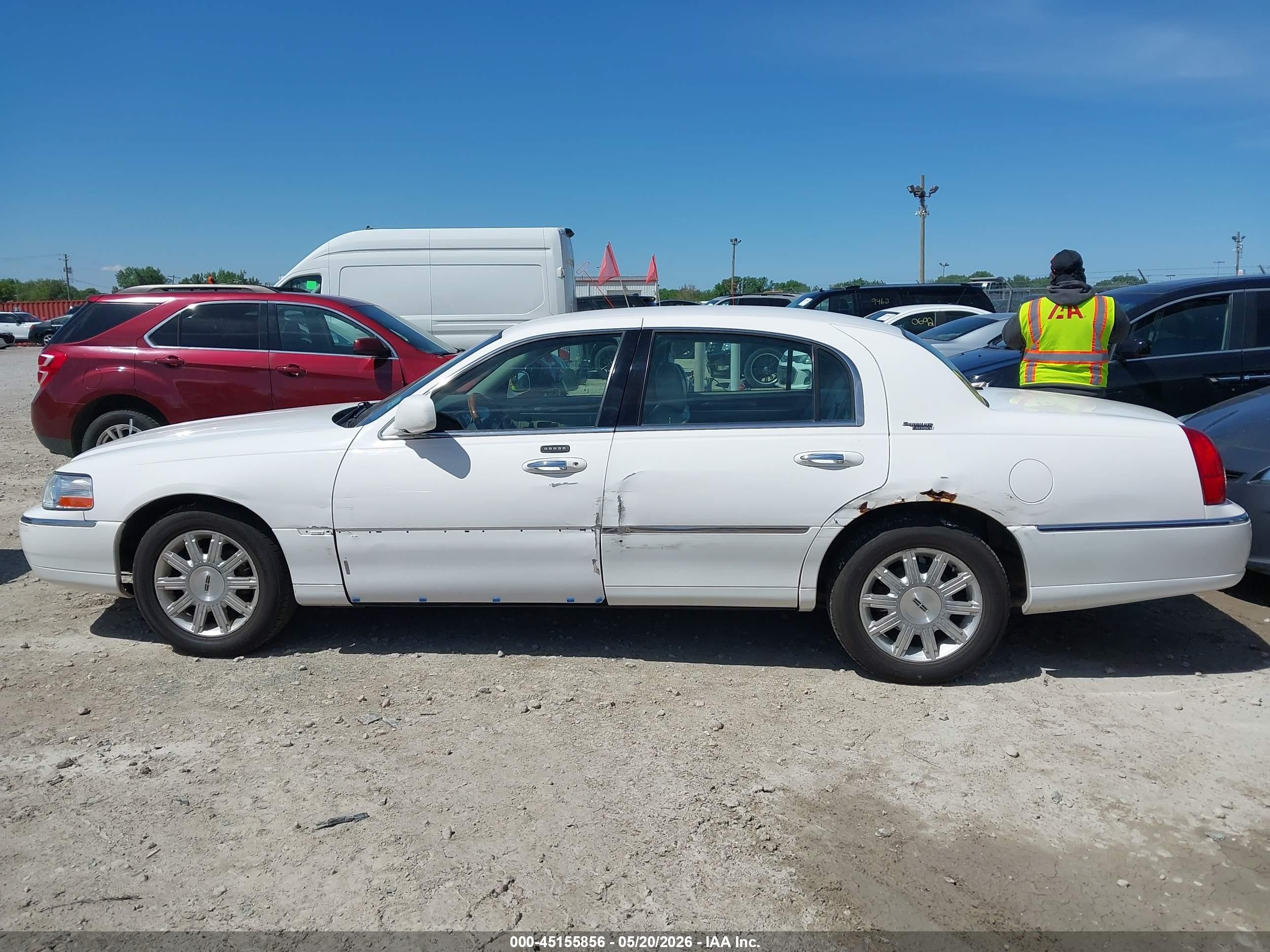 2008 Lincoln Town Car Signature Limited White vin: 2LNHM82V78X650872