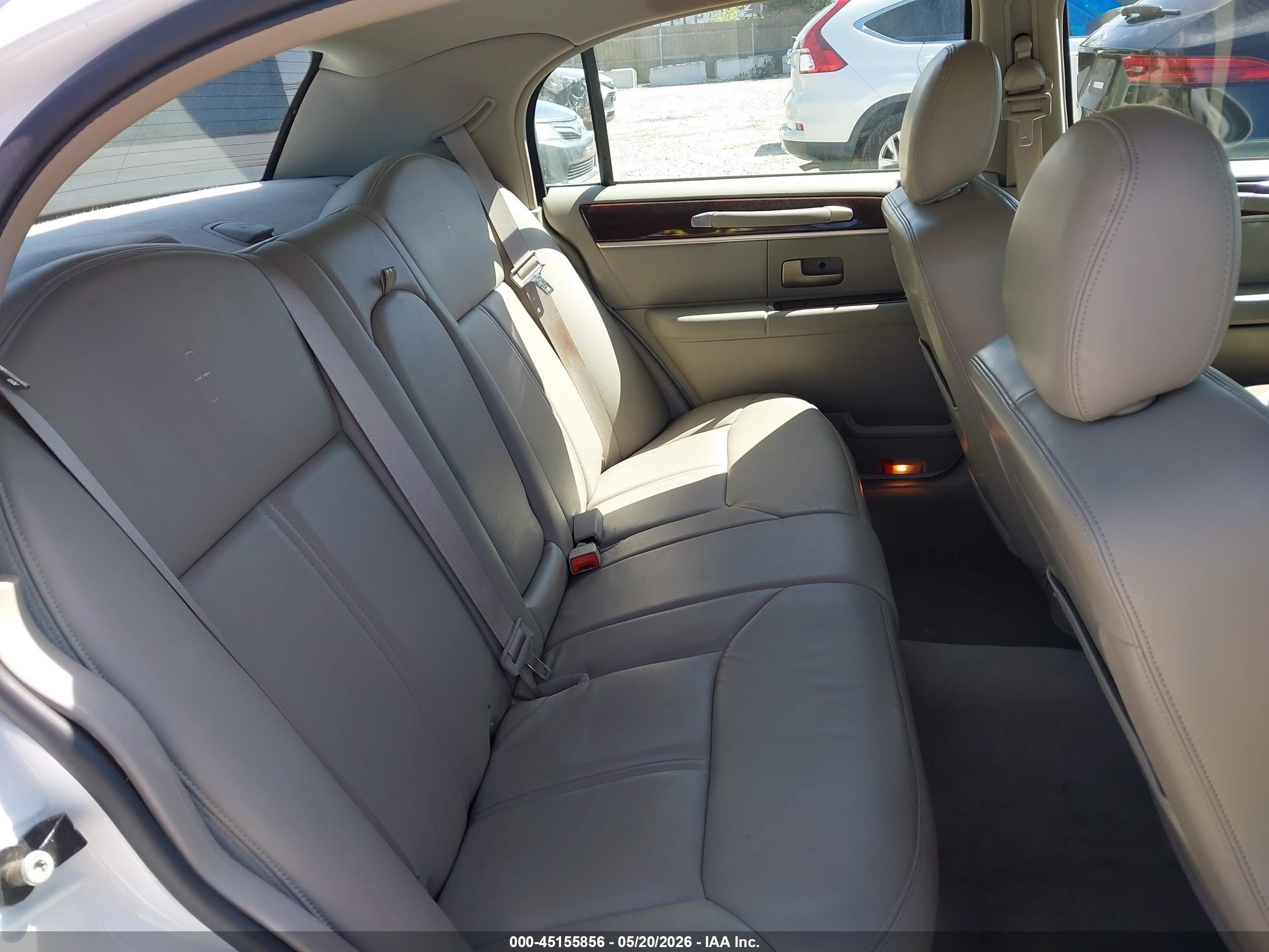 2008 Lincoln Town Car Signature Limited White vin: 2LNHM82V78X650872