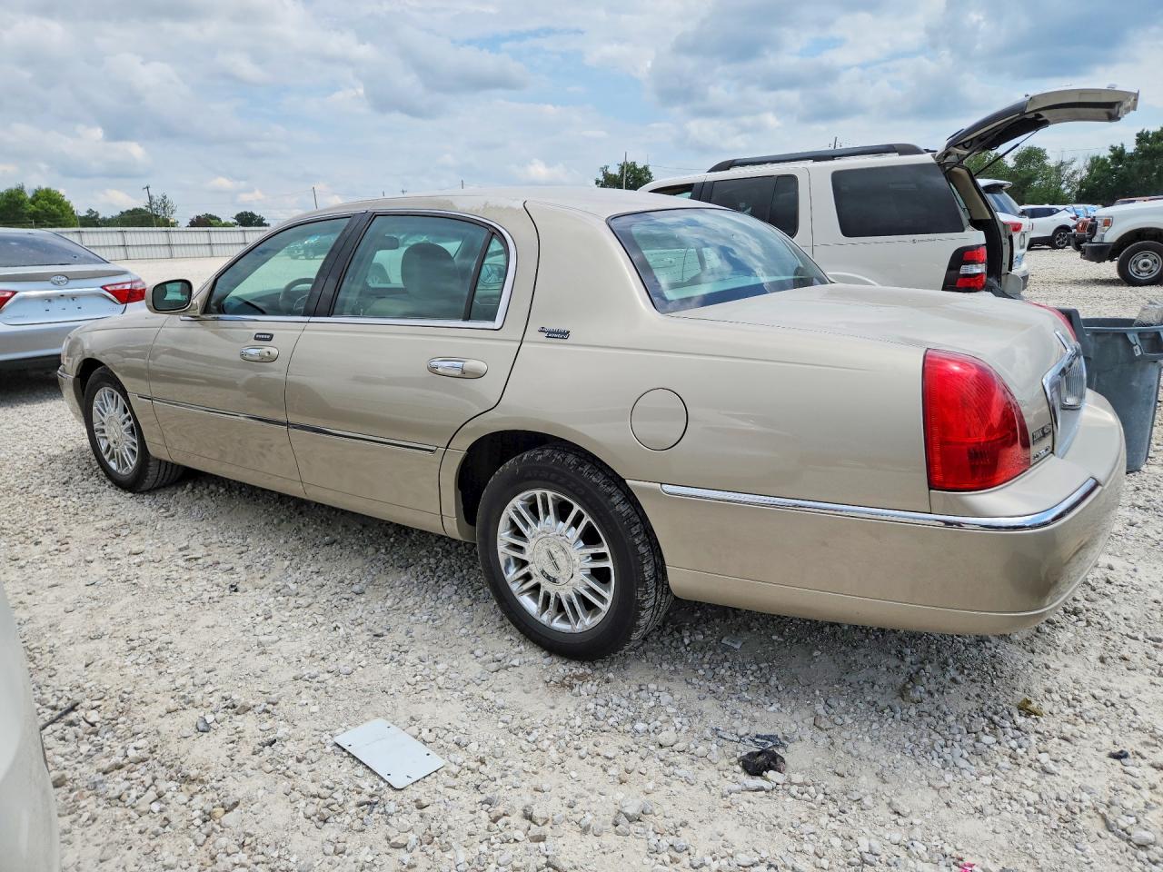 2009 Lincoln Town Car Signature Limited Gold vin: 2LNHM82V79X636066