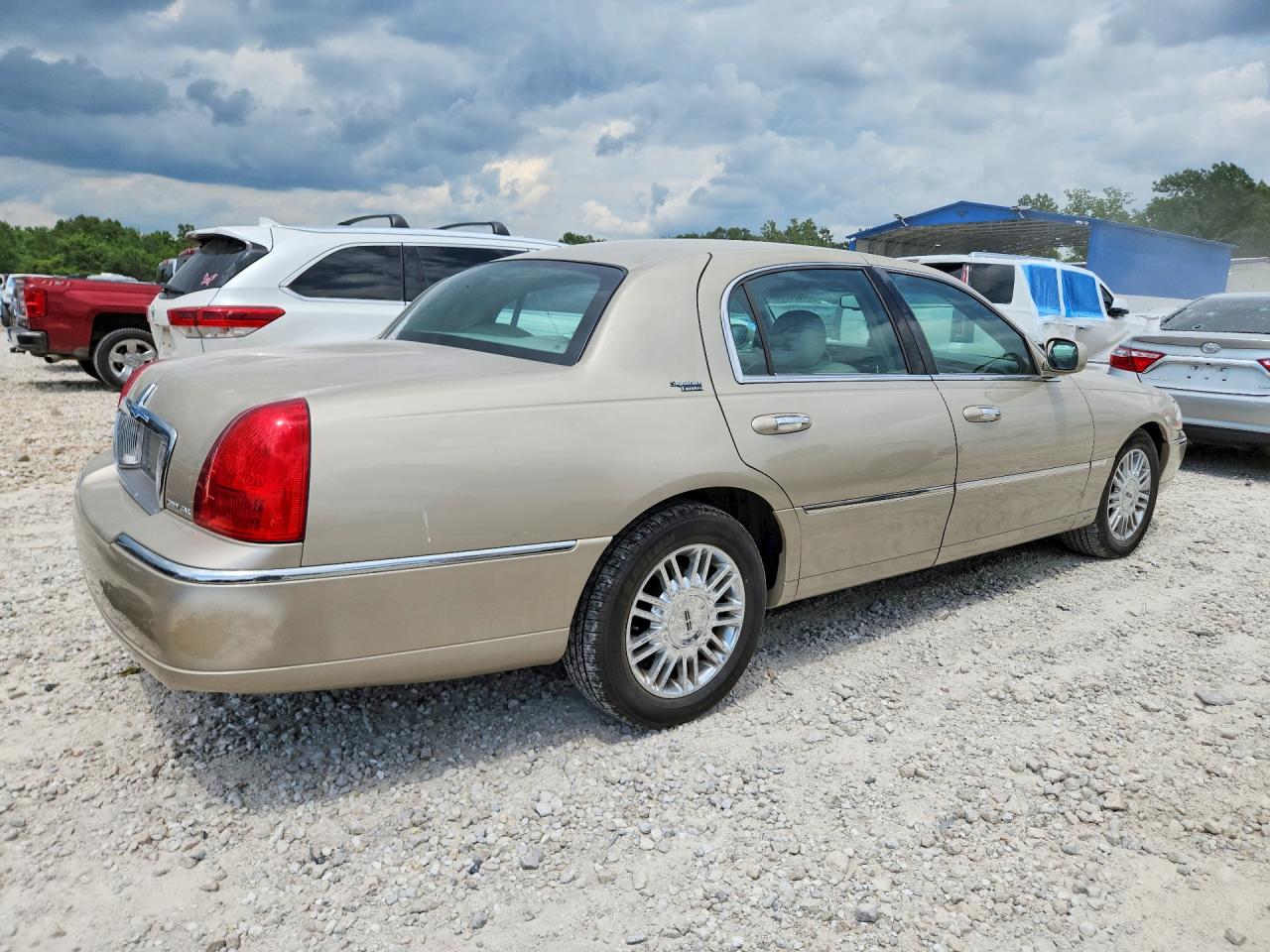 2009 Lincoln Town Car Signature Limited Gold vin: 2LNHM82V79X636066