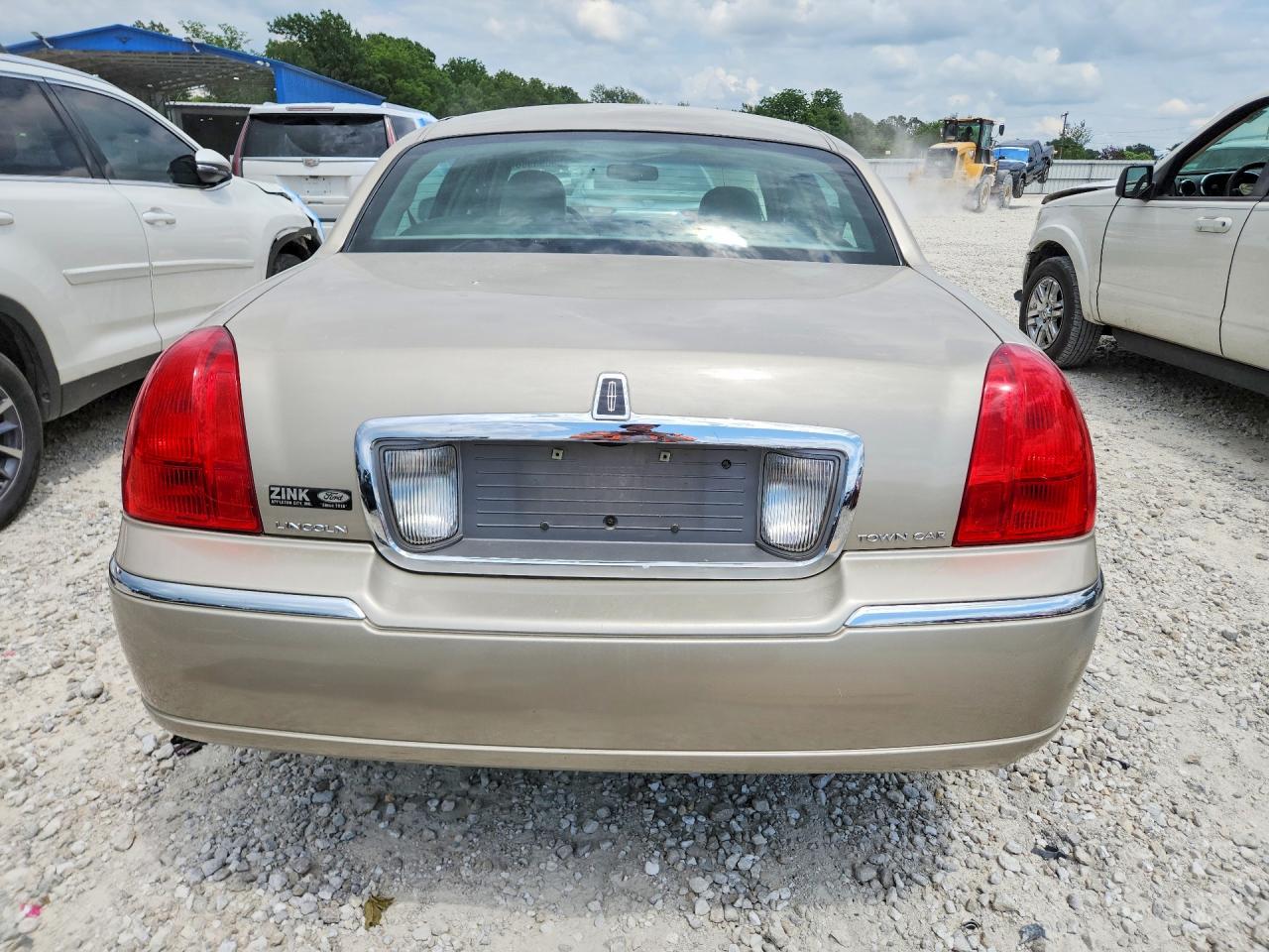 2009 Lincoln Town Car Signature Limited Gold vin: 2LNHM82V79X636066