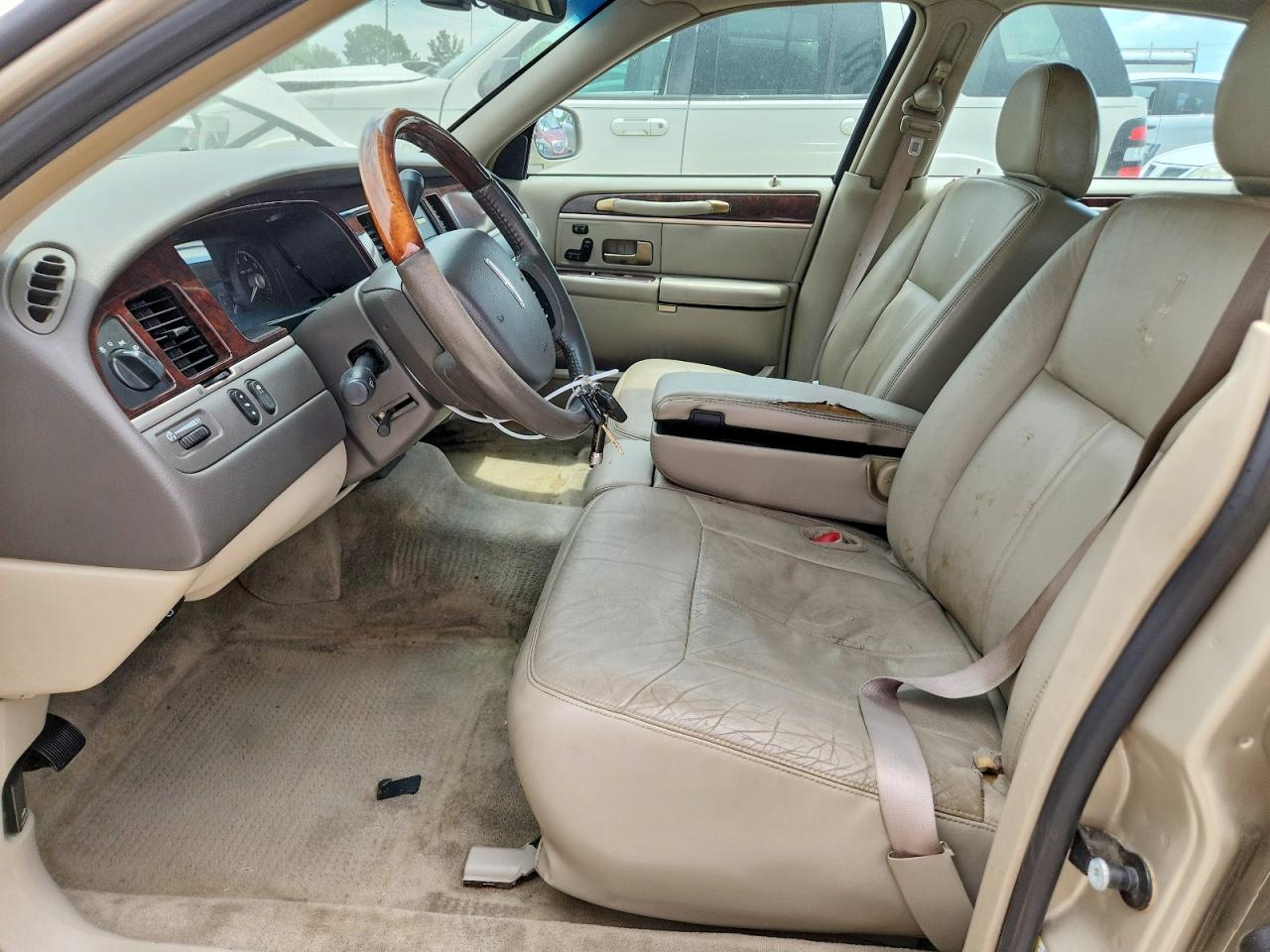 2009 Lincoln Town Car Signature Limited Gold vin: 2LNHM82V79X636066