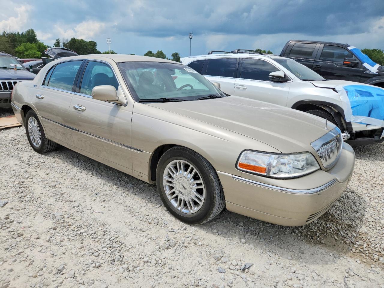 2009 Lincoln Town Car Signature Limited Gold vin: 2LNHM82V79X636066