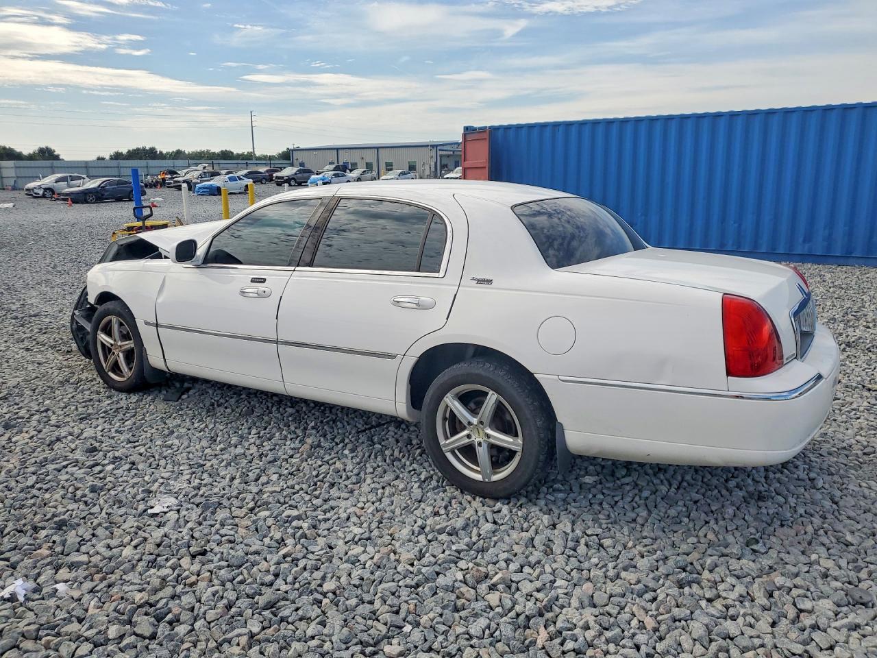 2009 Lincoln Town Car Signature Limited White vin: 2LNHM82V99X621357