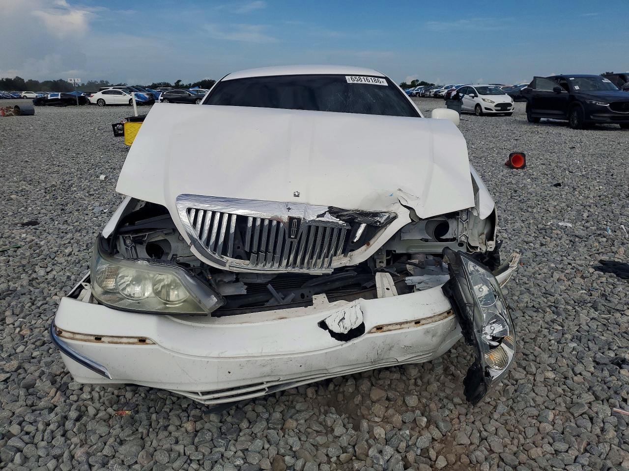 2009 Lincoln Town Car Signature Limited White vin: 2LNHM82V99X621357