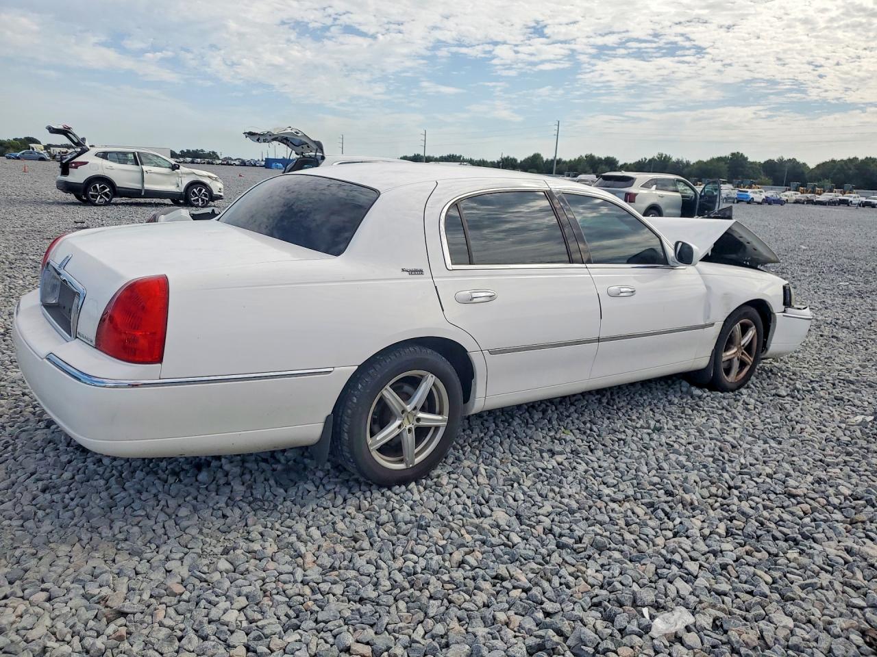 2009 Lincoln Town Car Signature Limited White vin: 2LNHM82V99X621357