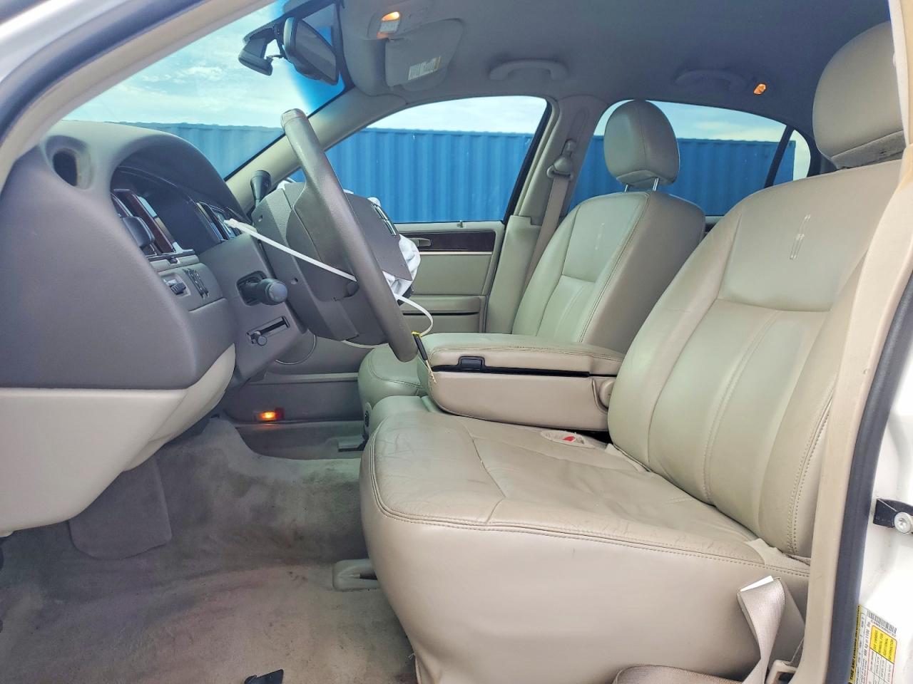 2009 Lincoln Town Car Signature Limited White vin: 2LNHM82V99X621357