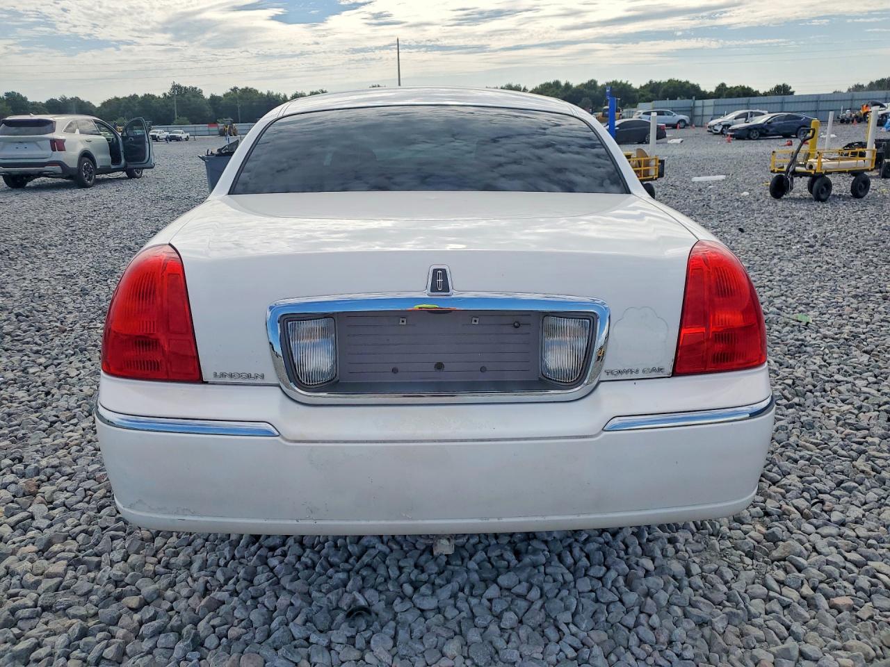 2009 Lincoln Town Car Signature Limited White vin: 2LNHM82V99X621357