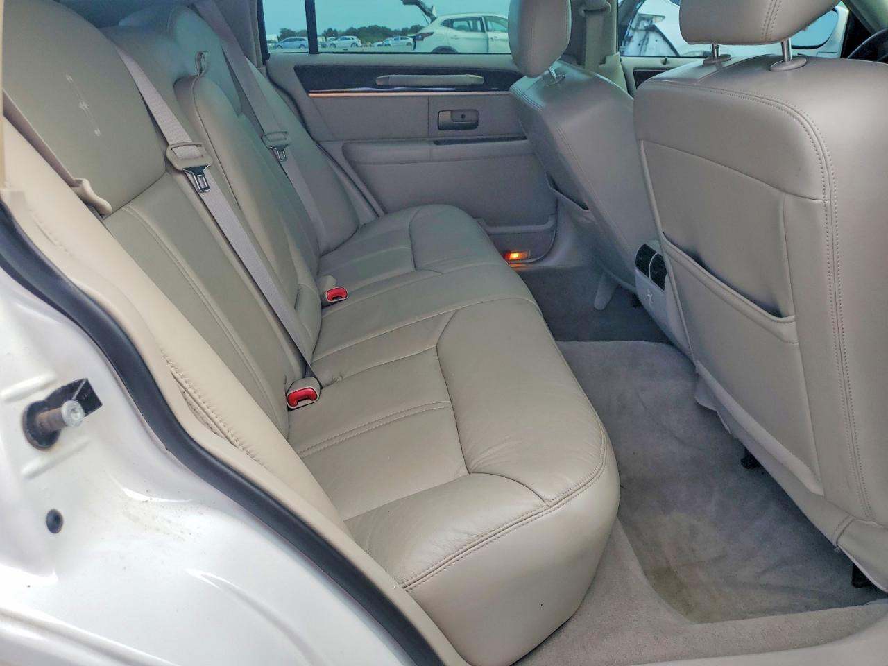 2009 Lincoln Town Car Signature Limited White vin: 2LNHM82V99X621357