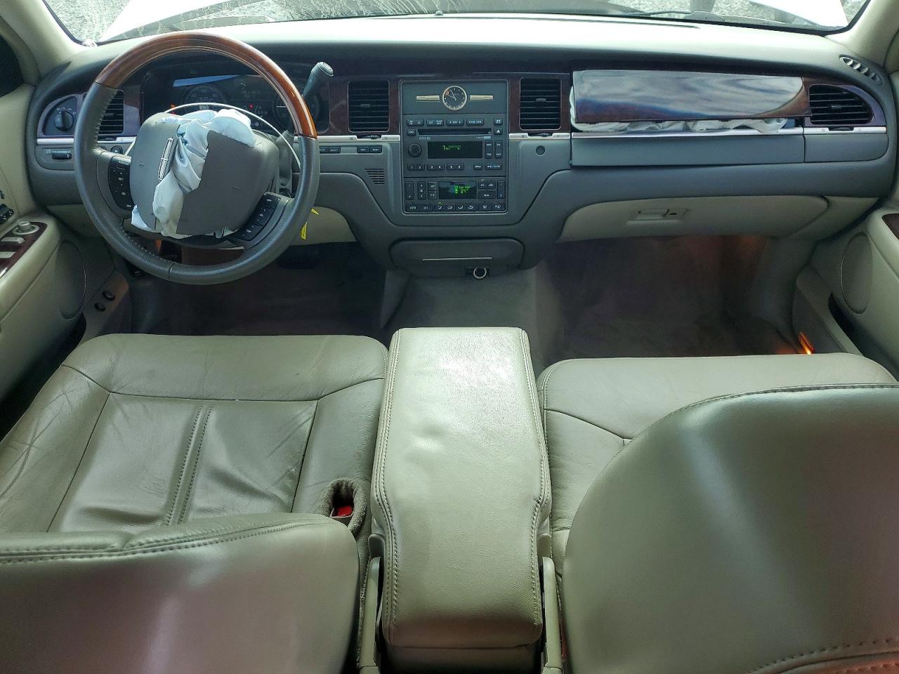 2009 Lincoln Town Car Signature Limited White vin: 2LNHM82V99X621357