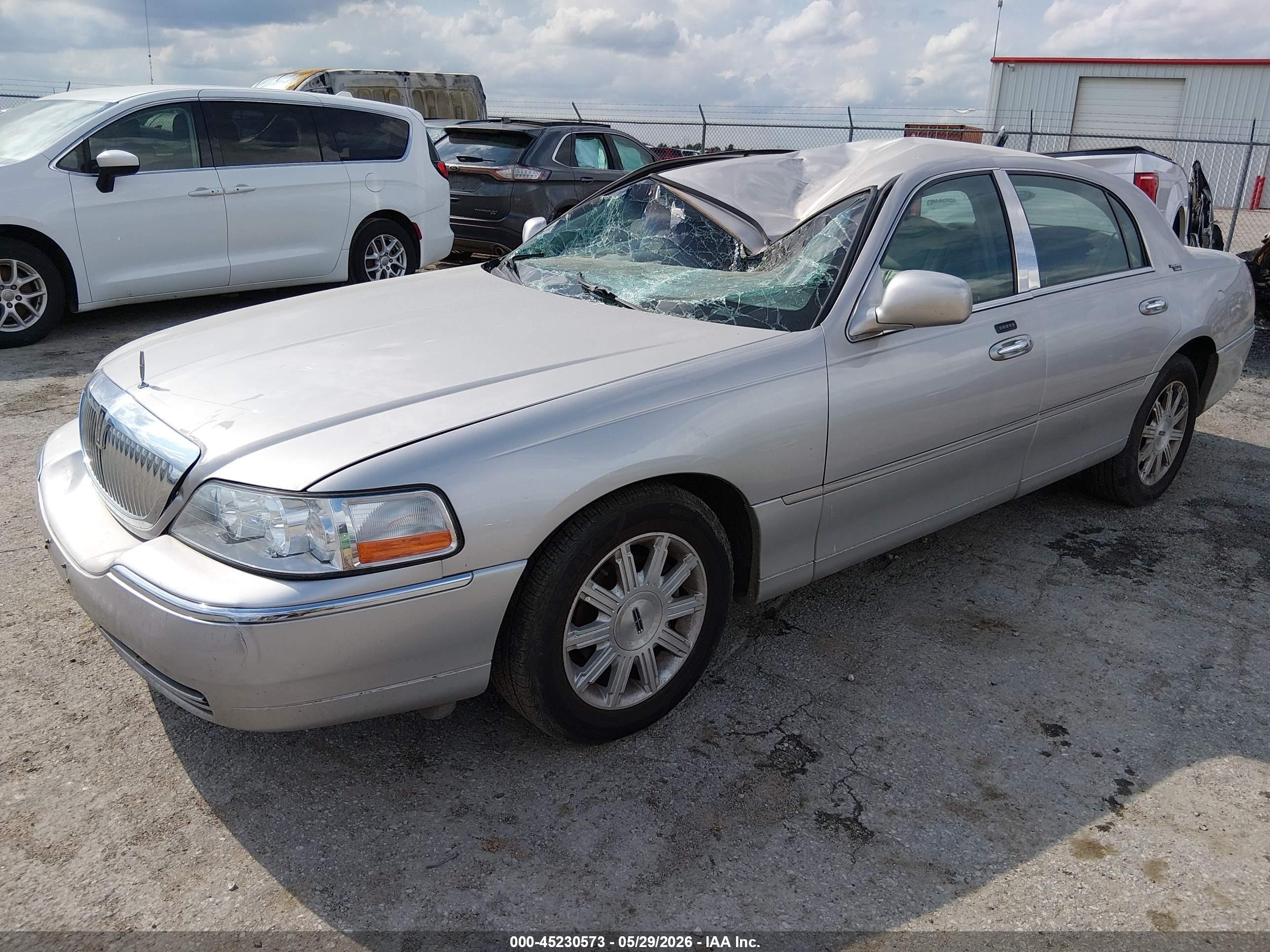 2009 Lincoln Town Car Signature Limited Silver vin: 2LNHM82V99X630365