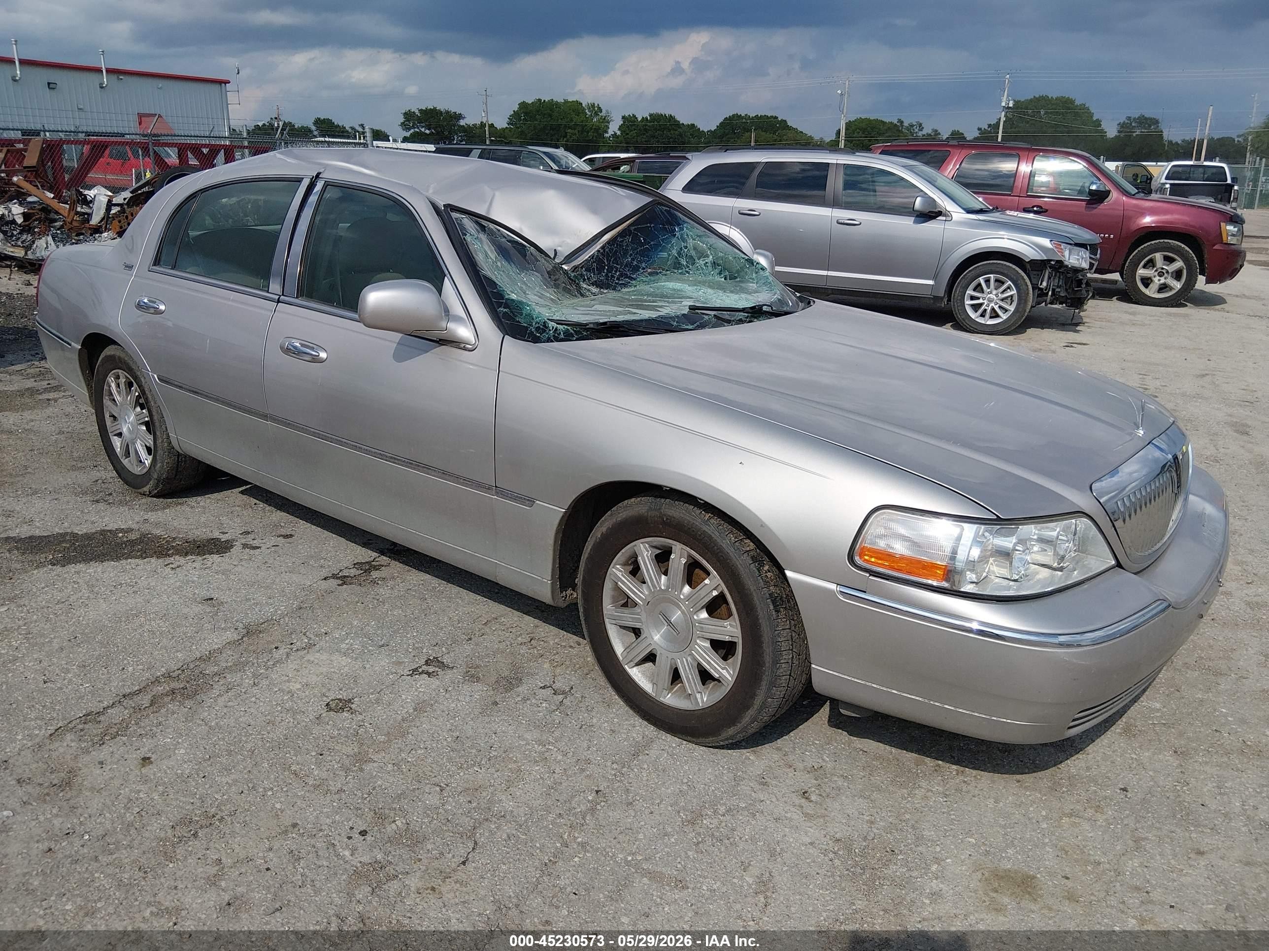 2009 Lincoln Town Car Signature Limited Silver vin: 2LNHM82V99X630365
