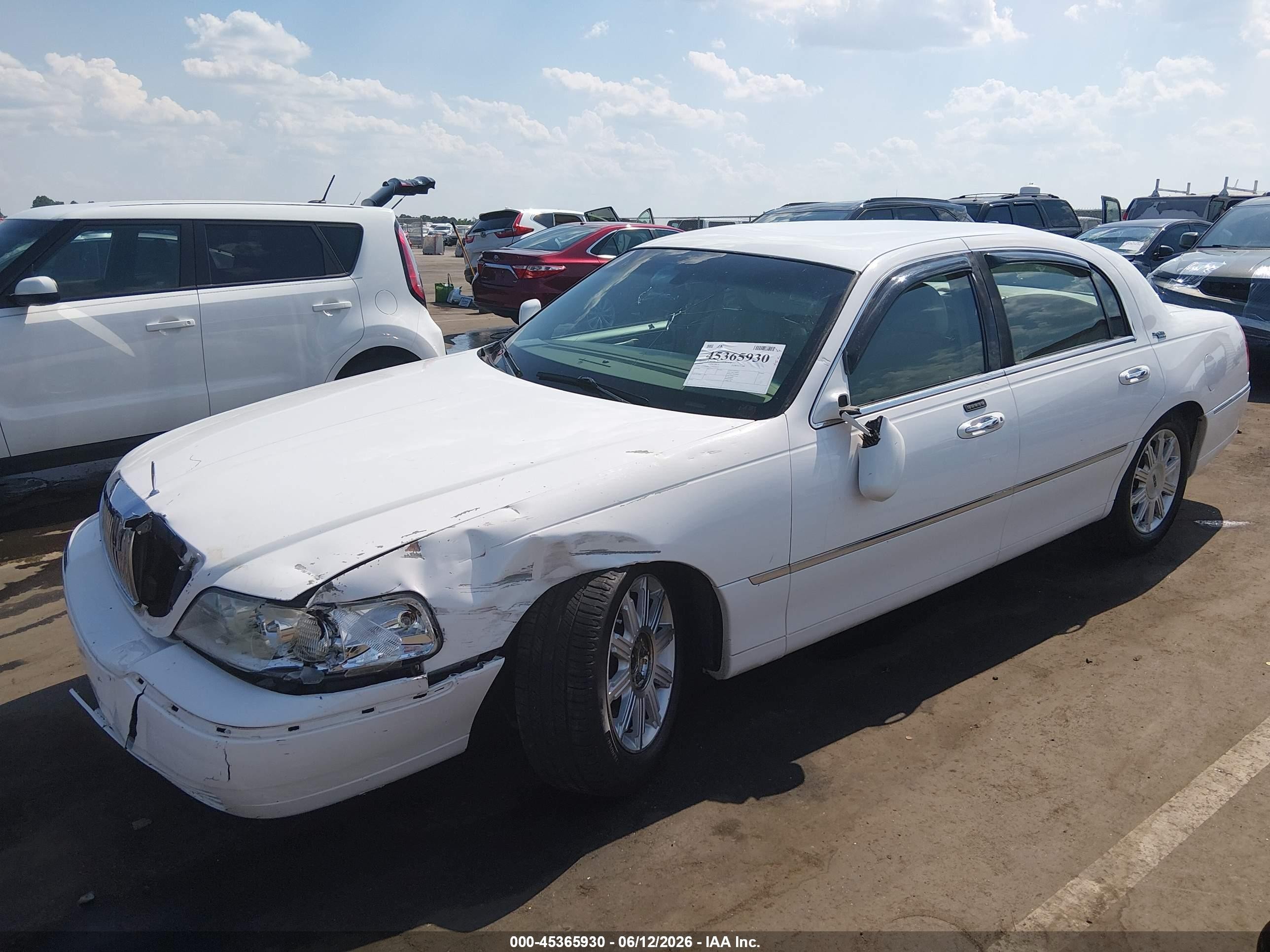 2009 Lincoln Town Car Signature Limited White vin: 2LNHM82VX9X612523
