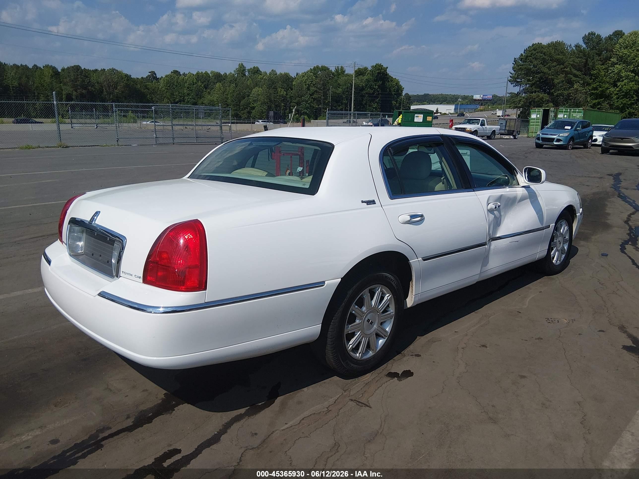 2009 Lincoln Town Car Signature Limited White vin: 2LNHM82VX9X612523