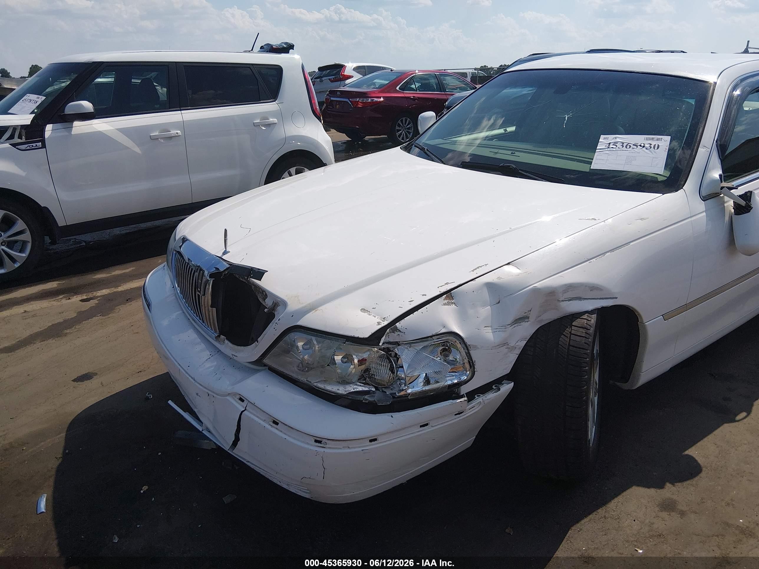 2009 Lincoln Town Car Signature Limited White vin: 2LNHM82VX9X612523