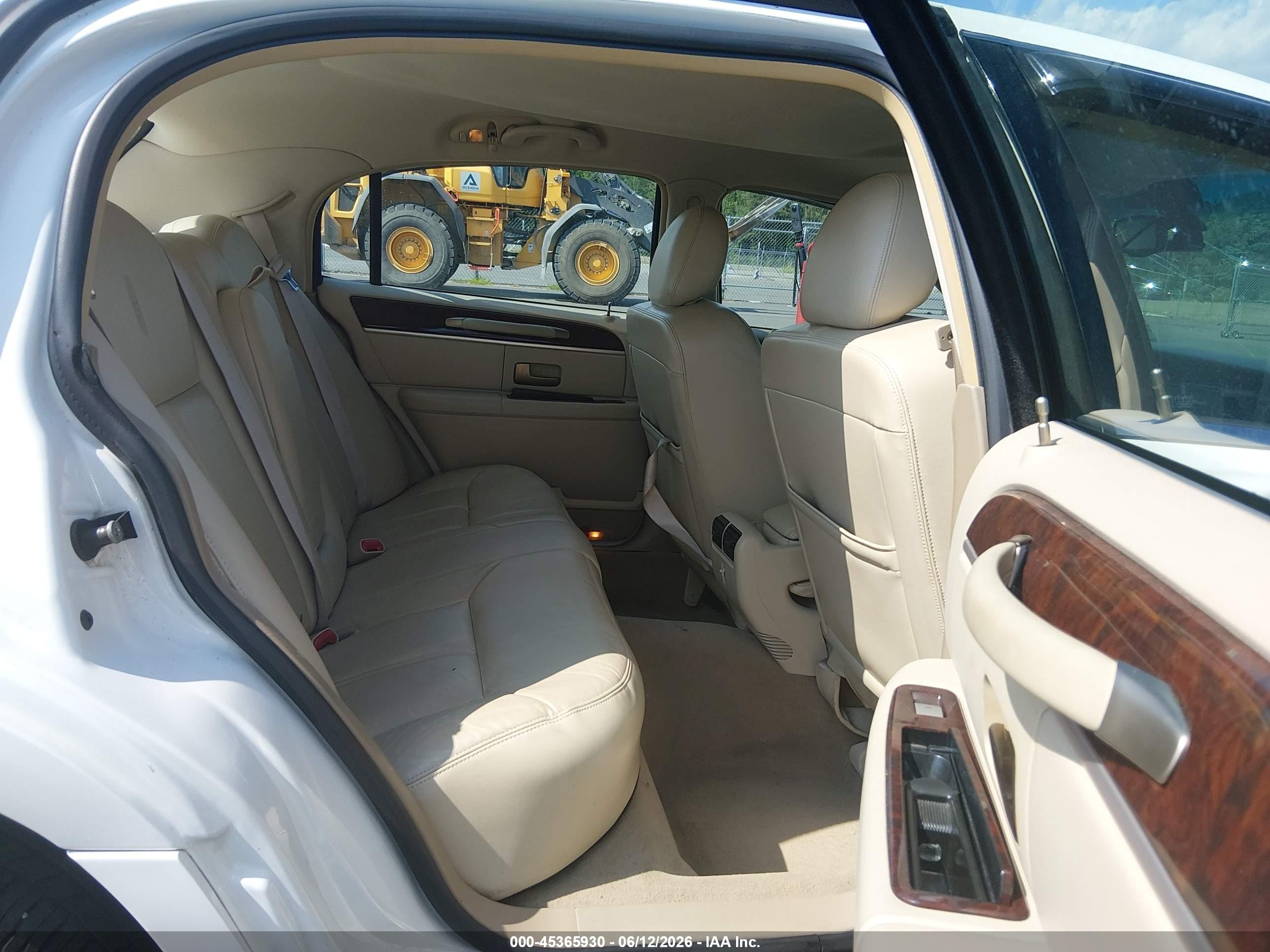 2009 Lincoln Town Car Signature Limited White vin: 2LNHM82VX9X612523