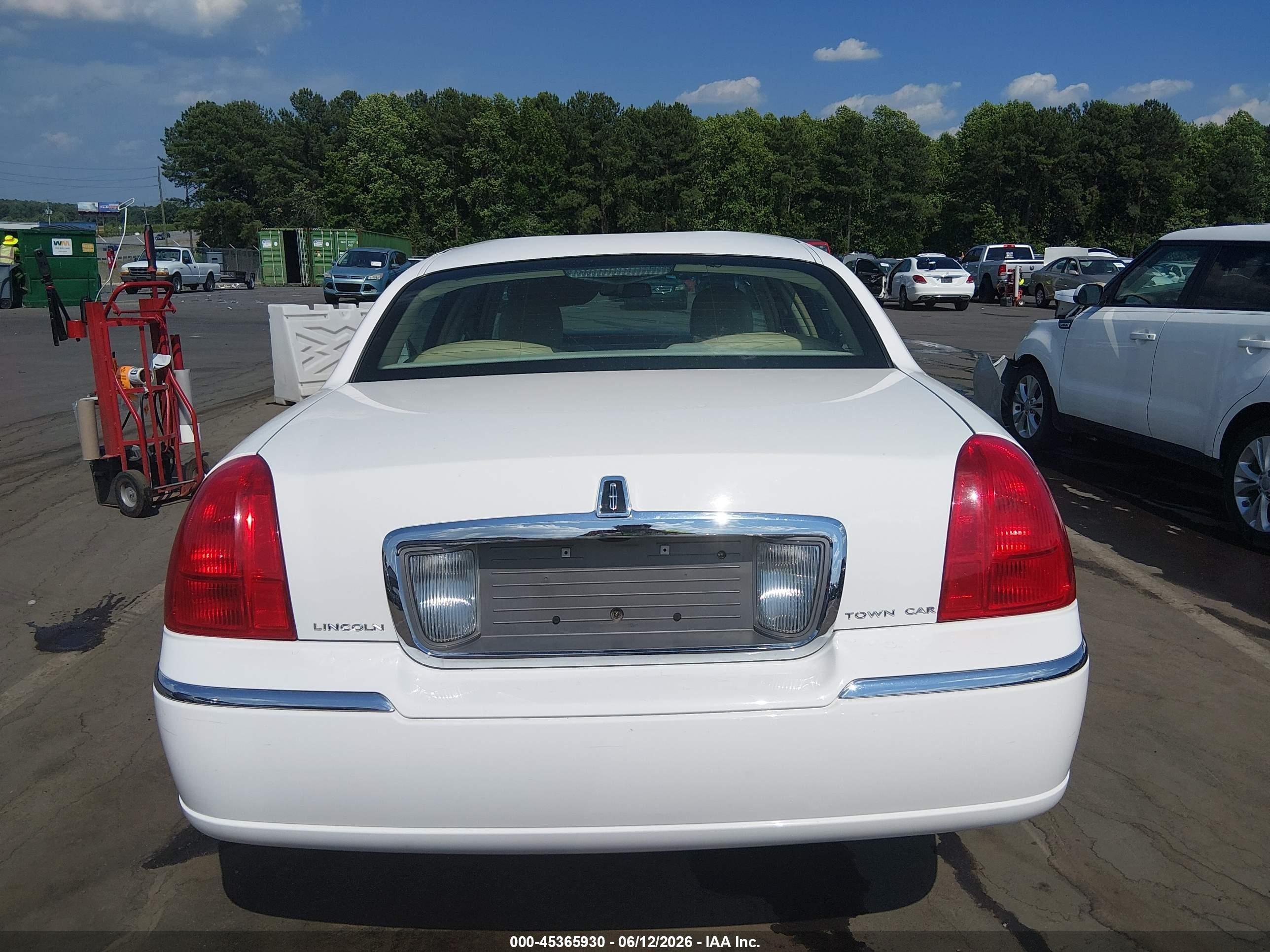 2009 Lincoln Town Car Signature Limited White vin: 2LNHM82VX9X612523