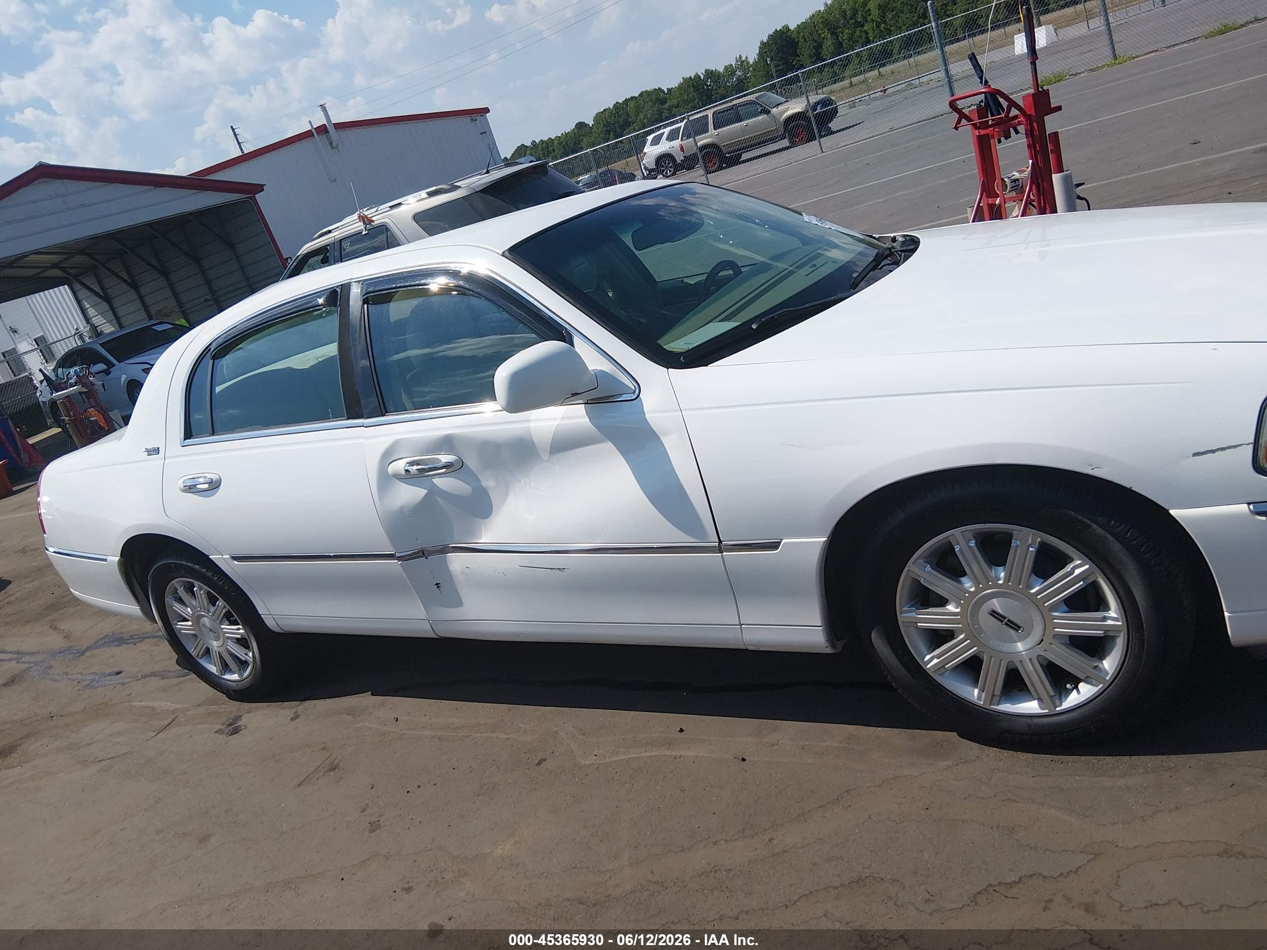 2009 Lincoln Town Car Signature Limited White vin: 2LNHM82VX9X612523