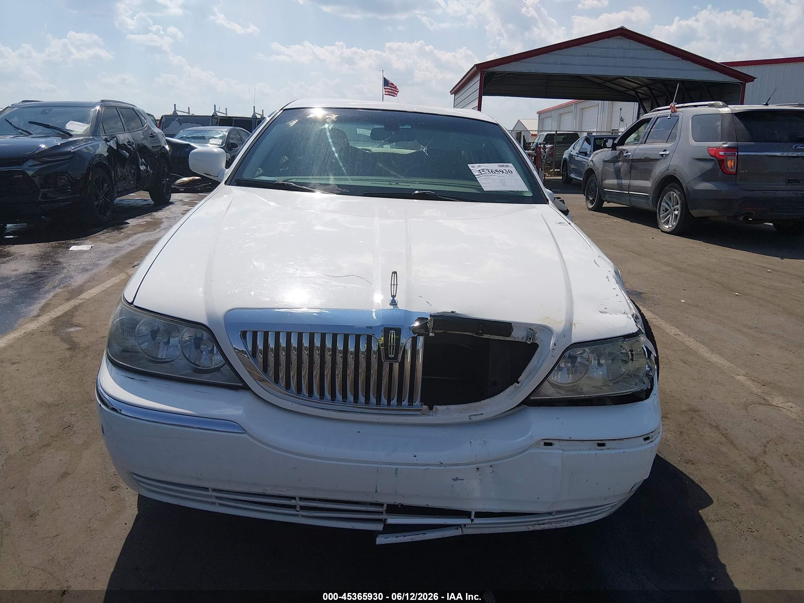 2009 Lincoln Town Car Signature Limited White vin: 2LNHM82VX9X612523