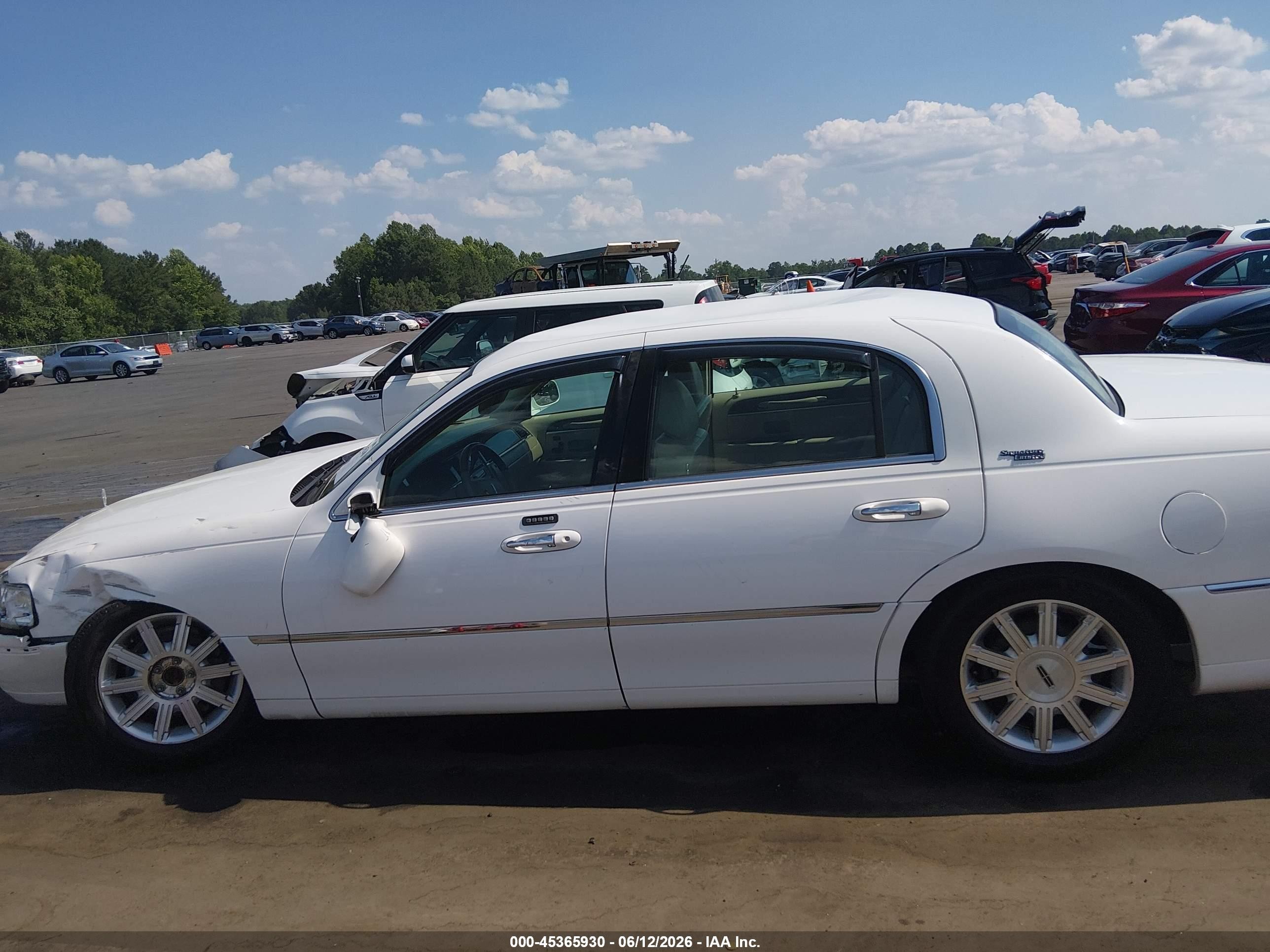 2009 Lincoln Town Car Signature Limited White vin: 2LNHM82VX9X612523