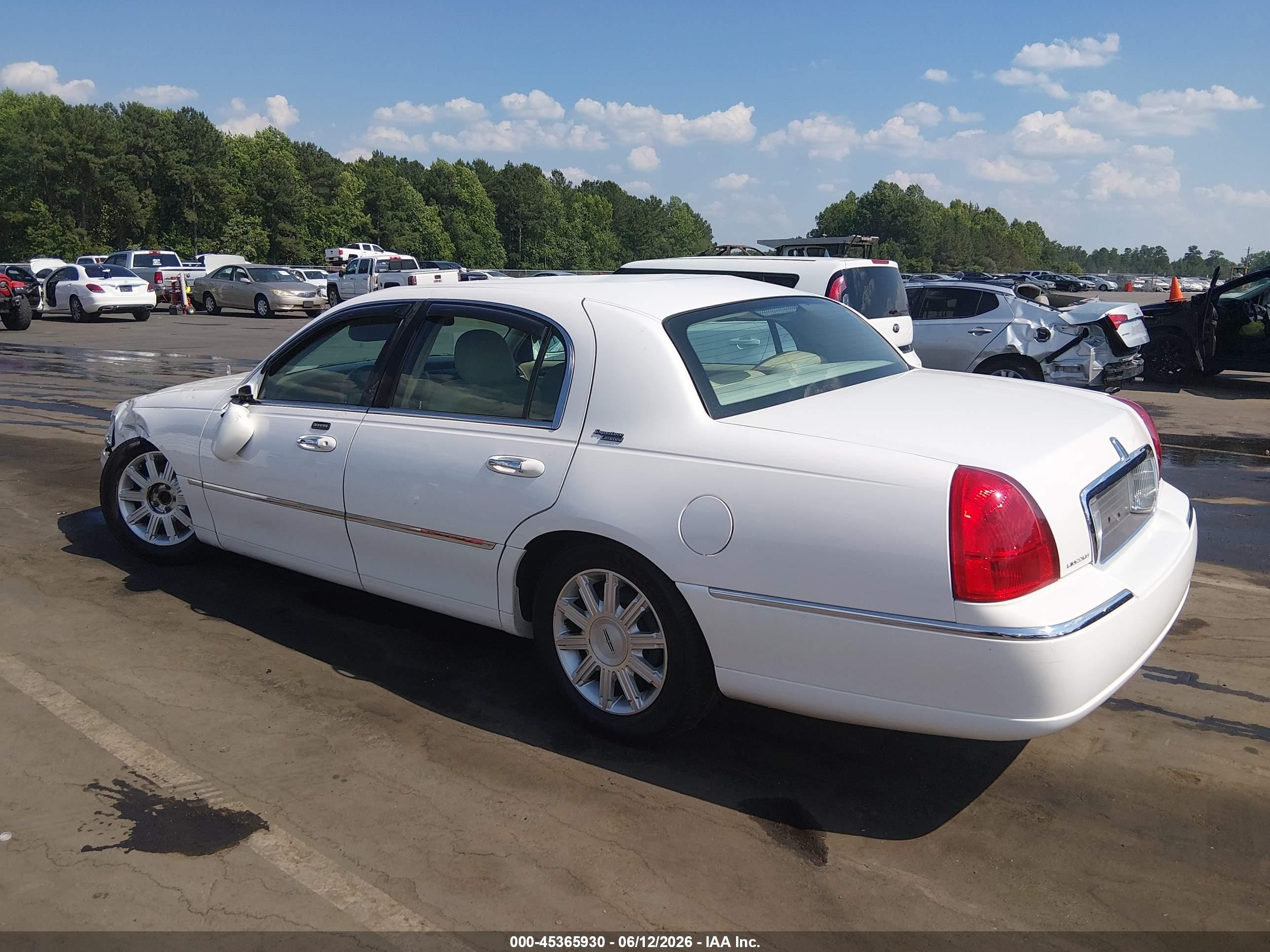 2009 Lincoln Town Car Signature Limited White vin: 2LNHM82VX9X612523