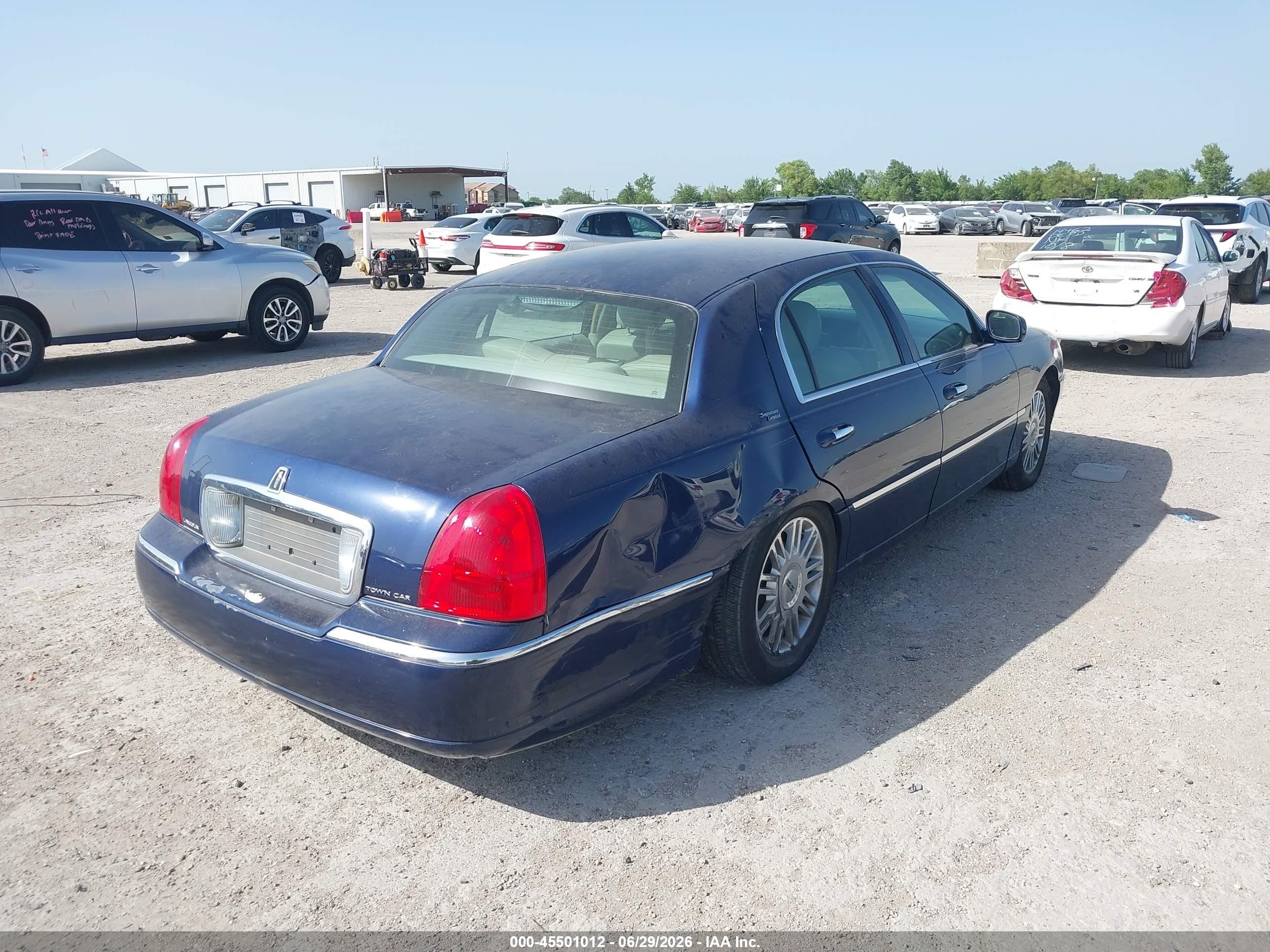 2009 Lincoln Town Car Signature Limited Blue vin: 2LNHM82VX9X623540