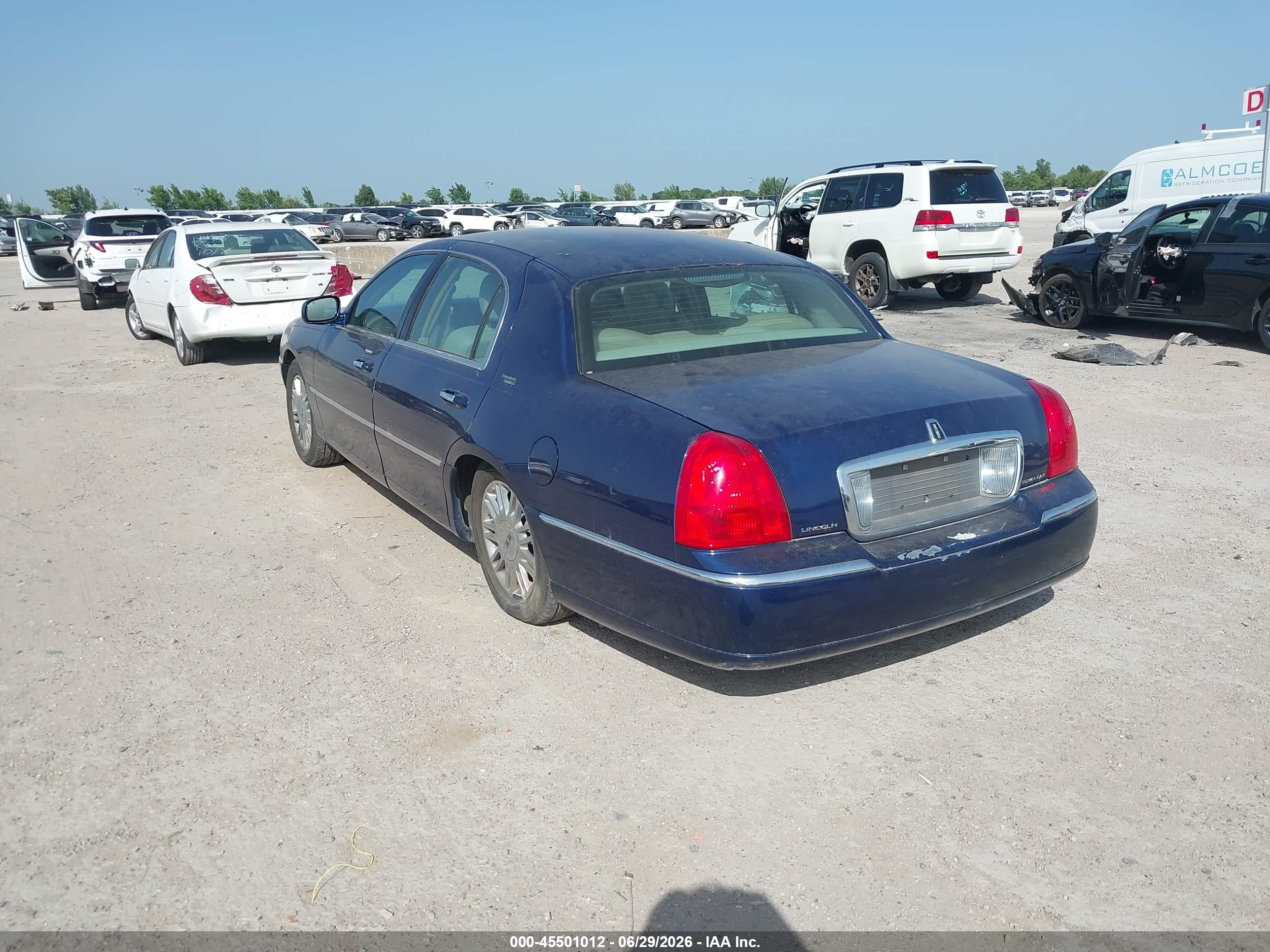 2009 Lincoln Town Car Signature Limited Blue vin: 2LNHM82VX9X623540