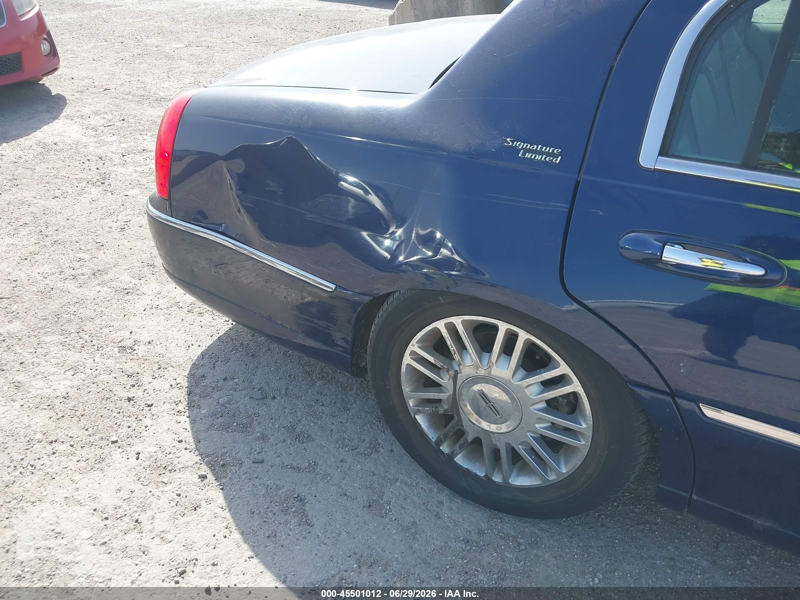 2009 Lincoln Town Car Signature Limited Blue vin: 2LNHM82VX9X623540