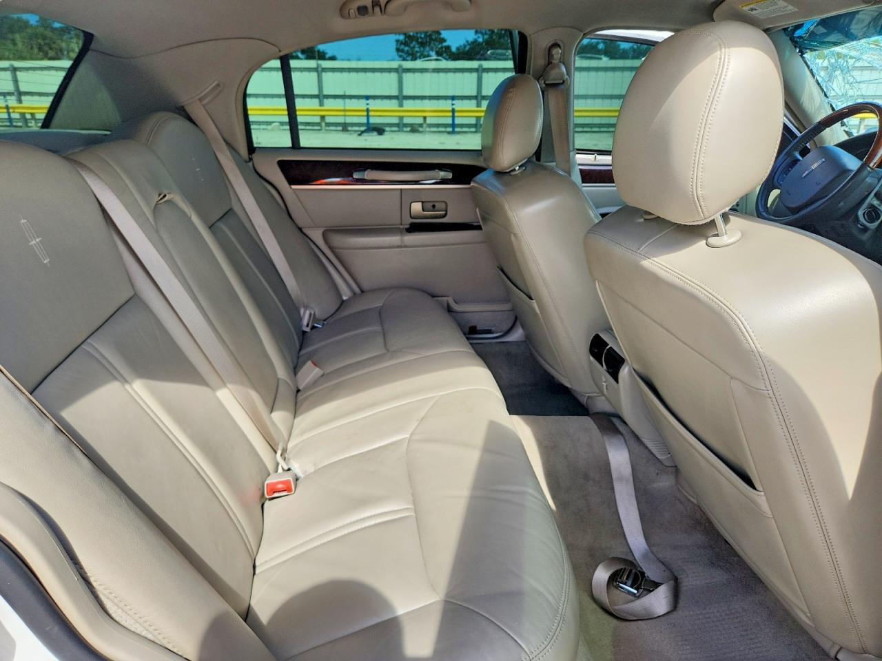 2008 Lincoln Town Car Signature Limited White vin: 2LNHM82W78X654252