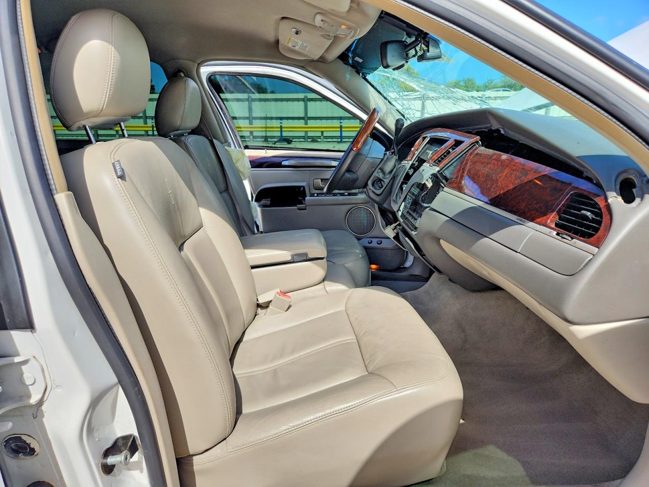 2008 Lincoln Town Car Signature Limited White vin: 2LNHM82W78X654252