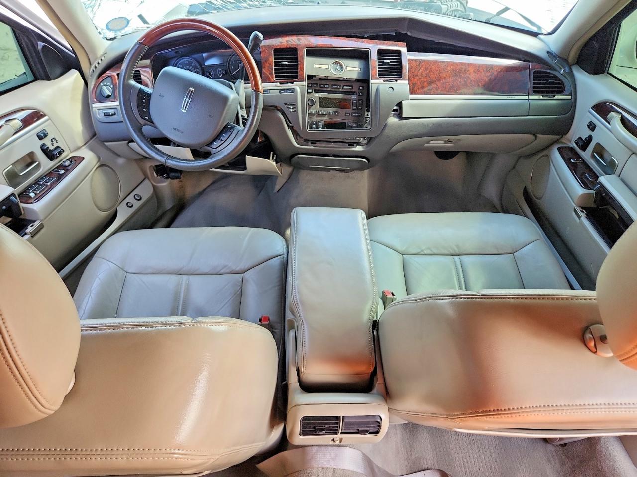 2008 Lincoln Town Car Signature Limited White vin: 2LNHM82W78X654252