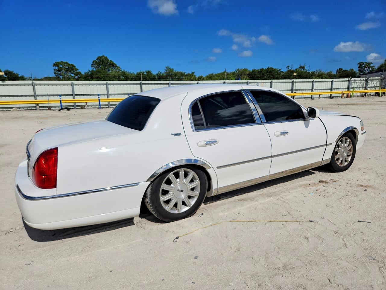 2008 Lincoln Town Car Signature Limited White vin: 2LNHM82W78X654252