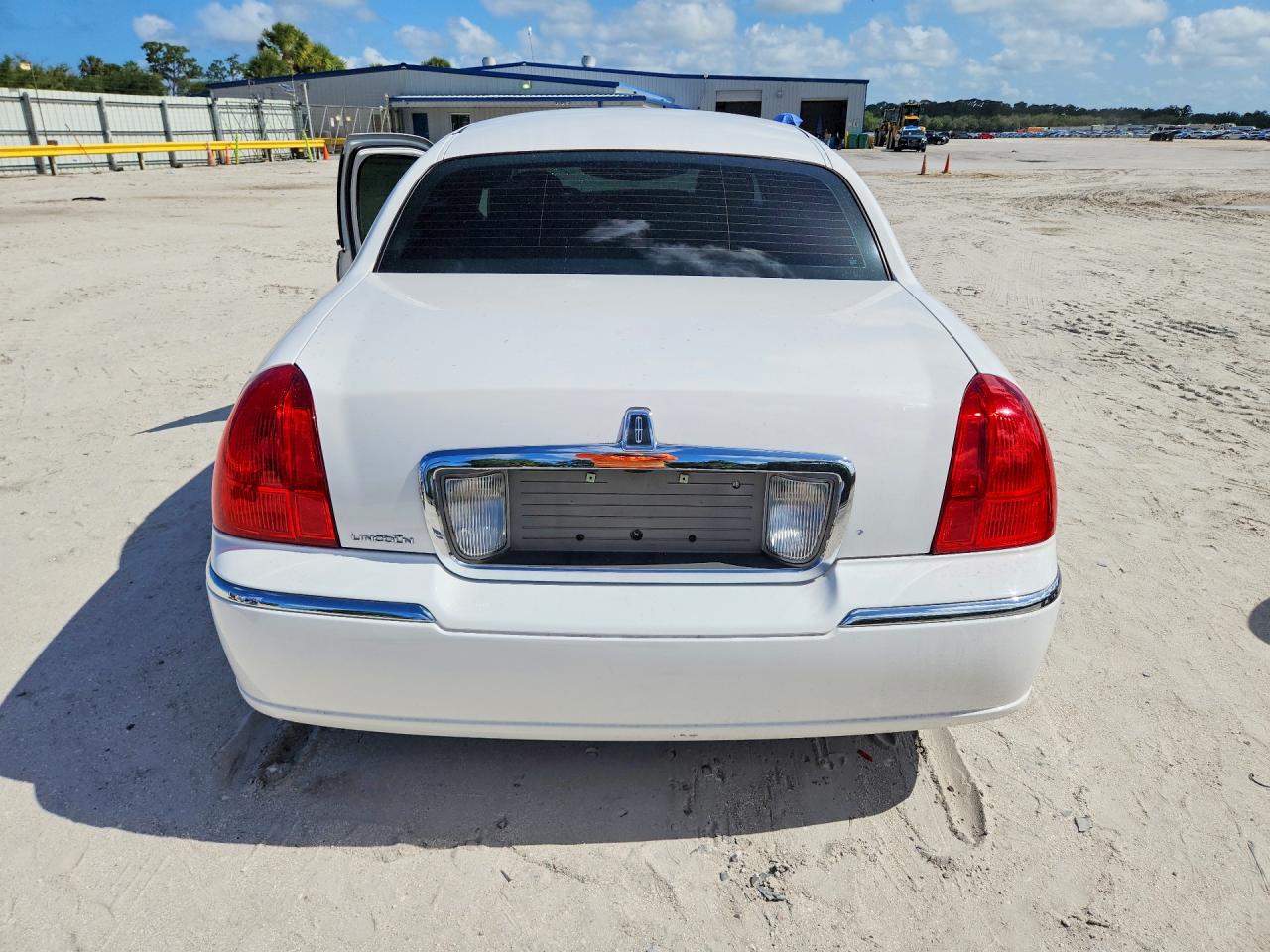 2008 Lincoln Town Car Signature Limited White vin: 2LNHM82W78X654252