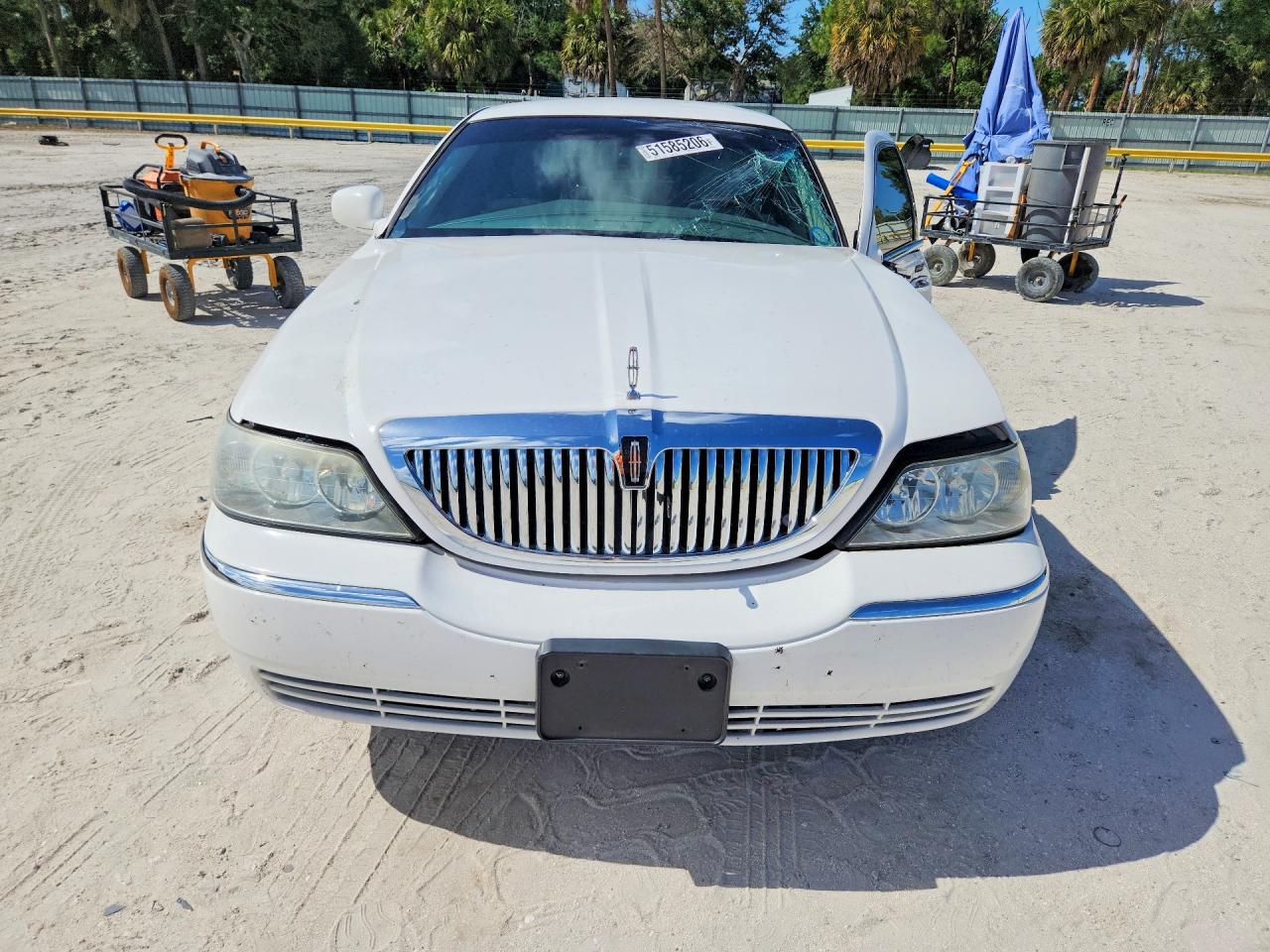 2008 Lincoln Town Car Signature Limited White vin: 2LNHM82W78X654252