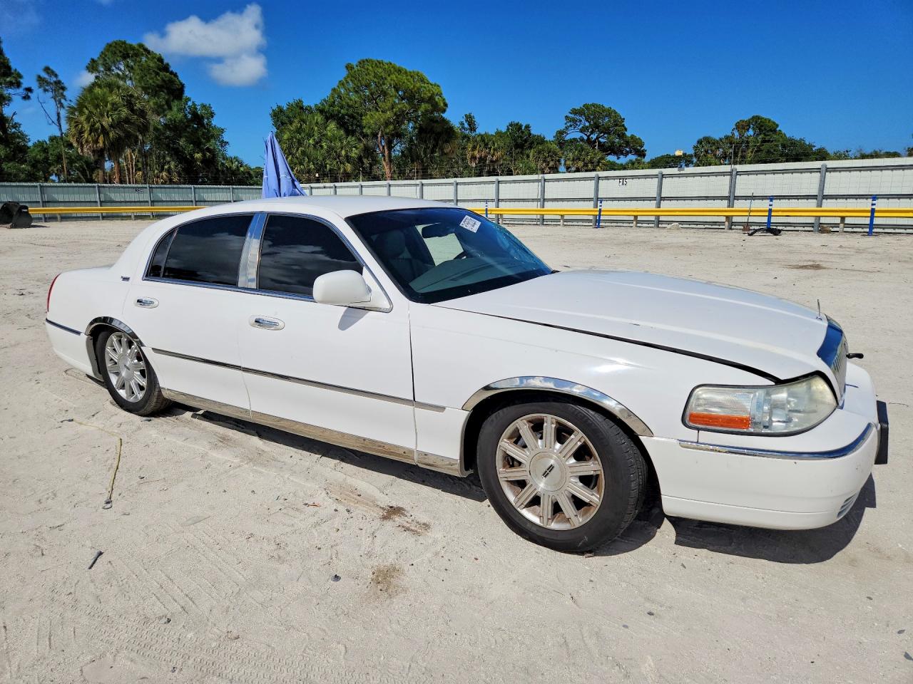 2008 Lincoln Town Car Signature Limited White vin: 2LNHM82W78X654252