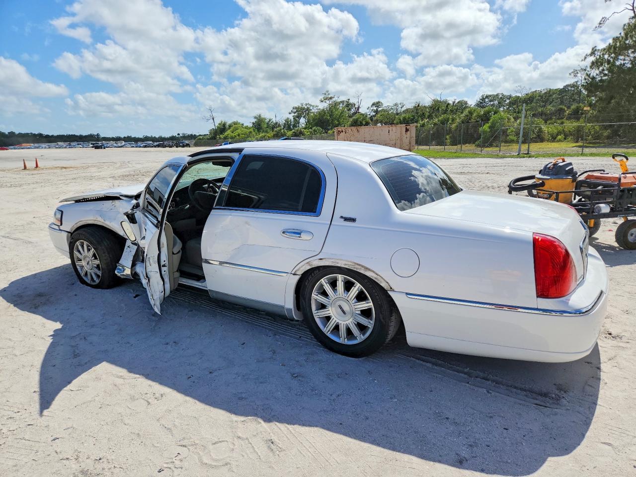 2008 Lincoln Town Car Signature Limited White vin: 2LNHM82W78X654252