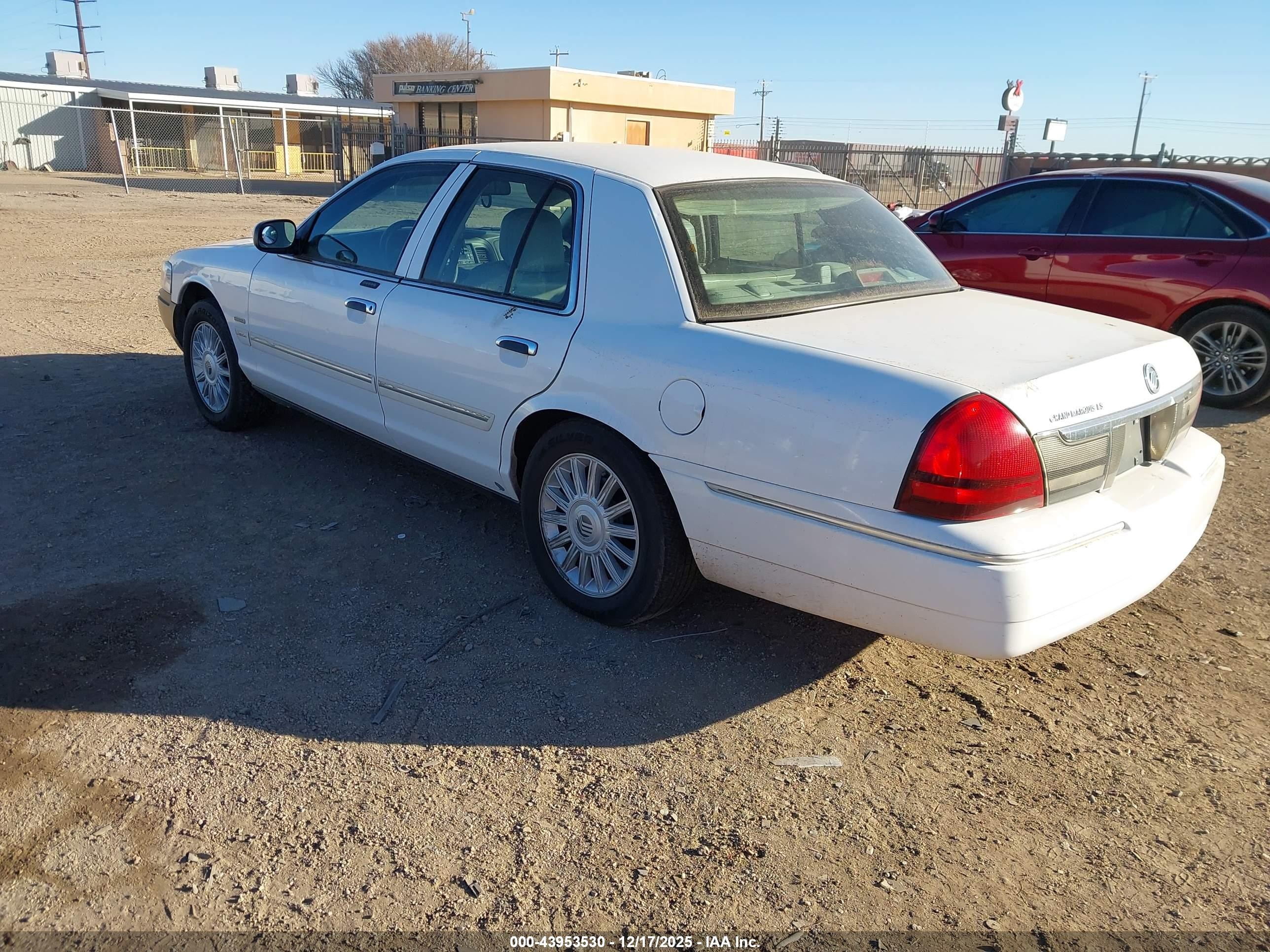 2010 Mercury Grand Marquis Ls (fleet Only) Белый vin: 2MEBM7FV0AX600625