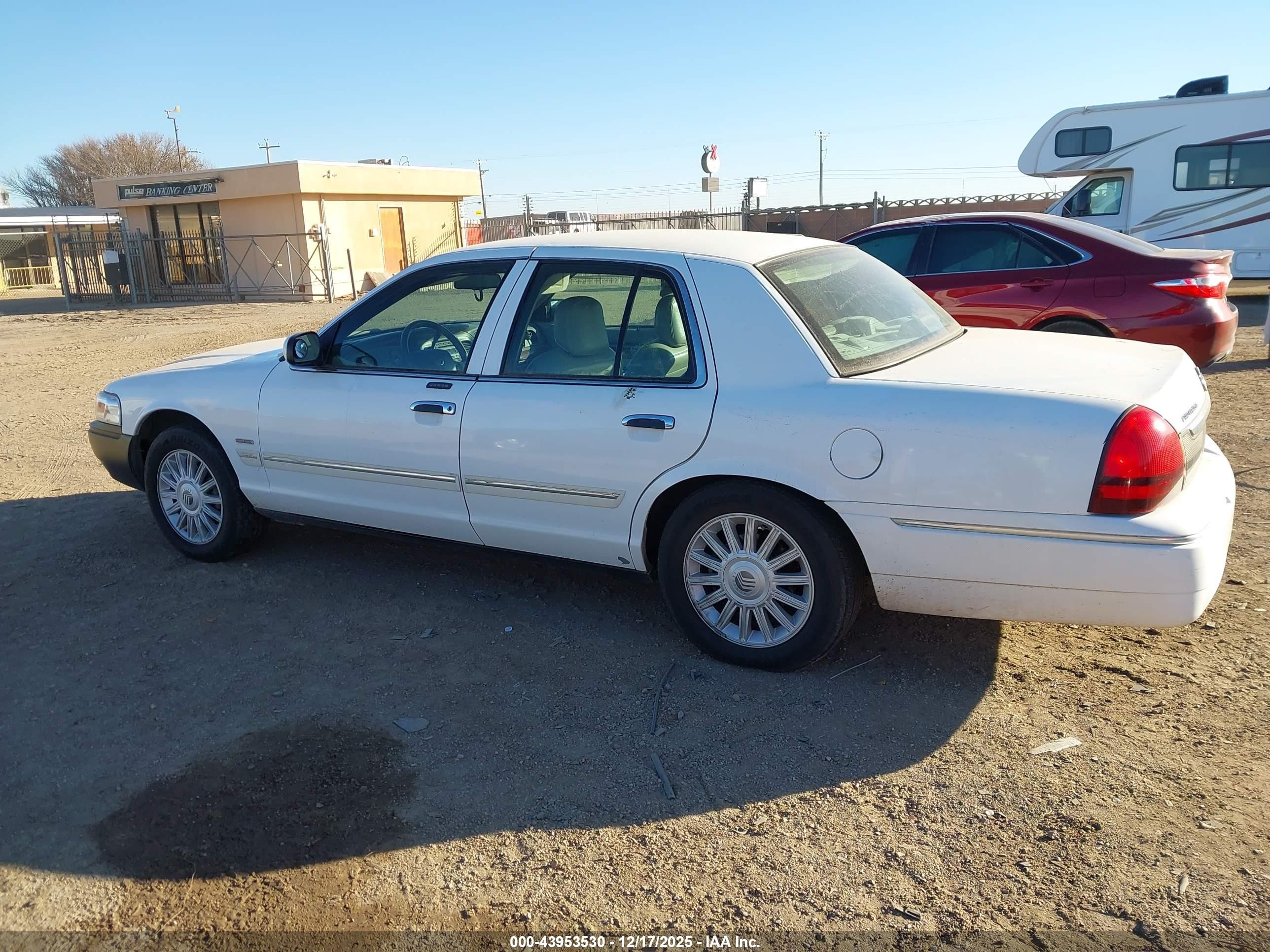 2010 Mercury Grand Marquis Ls (fleet Only) Белый vin: 2MEBM7FV0AX600625