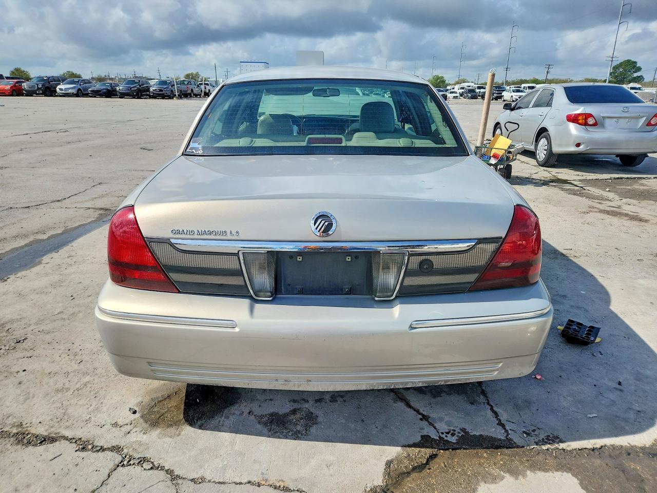 2010 Mercury Grand Marquis Ls Silver vin: 2MEBM7FV0AX602293