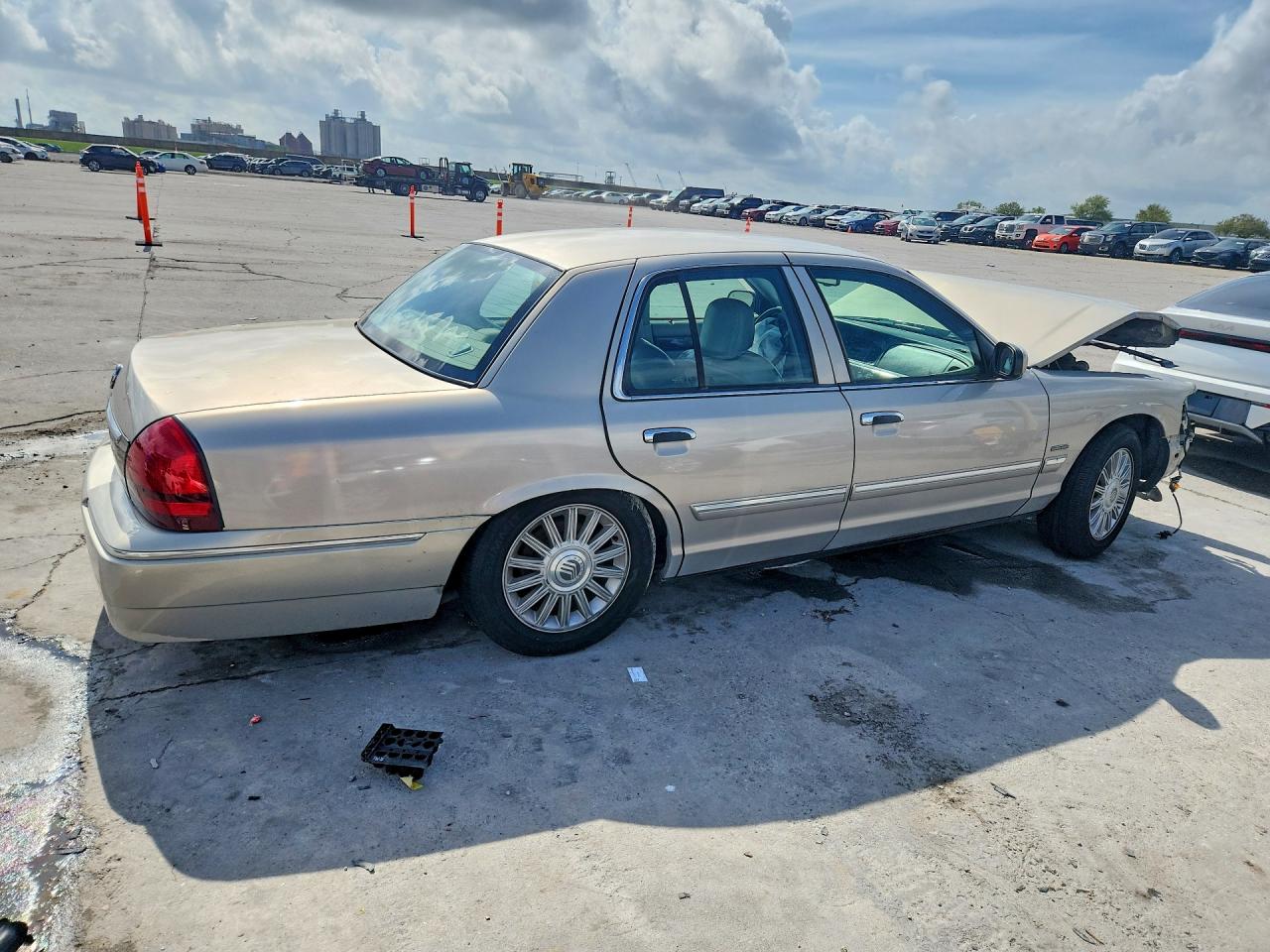 2010 Mercury Grand Marquis Ls Silver vin: 2MEBM7FV0AX602293